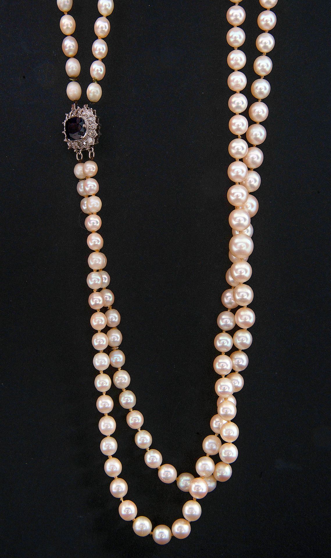 Null Collier double rang de perles au fermoir en platine serti d'un saphir de +/&hellip;