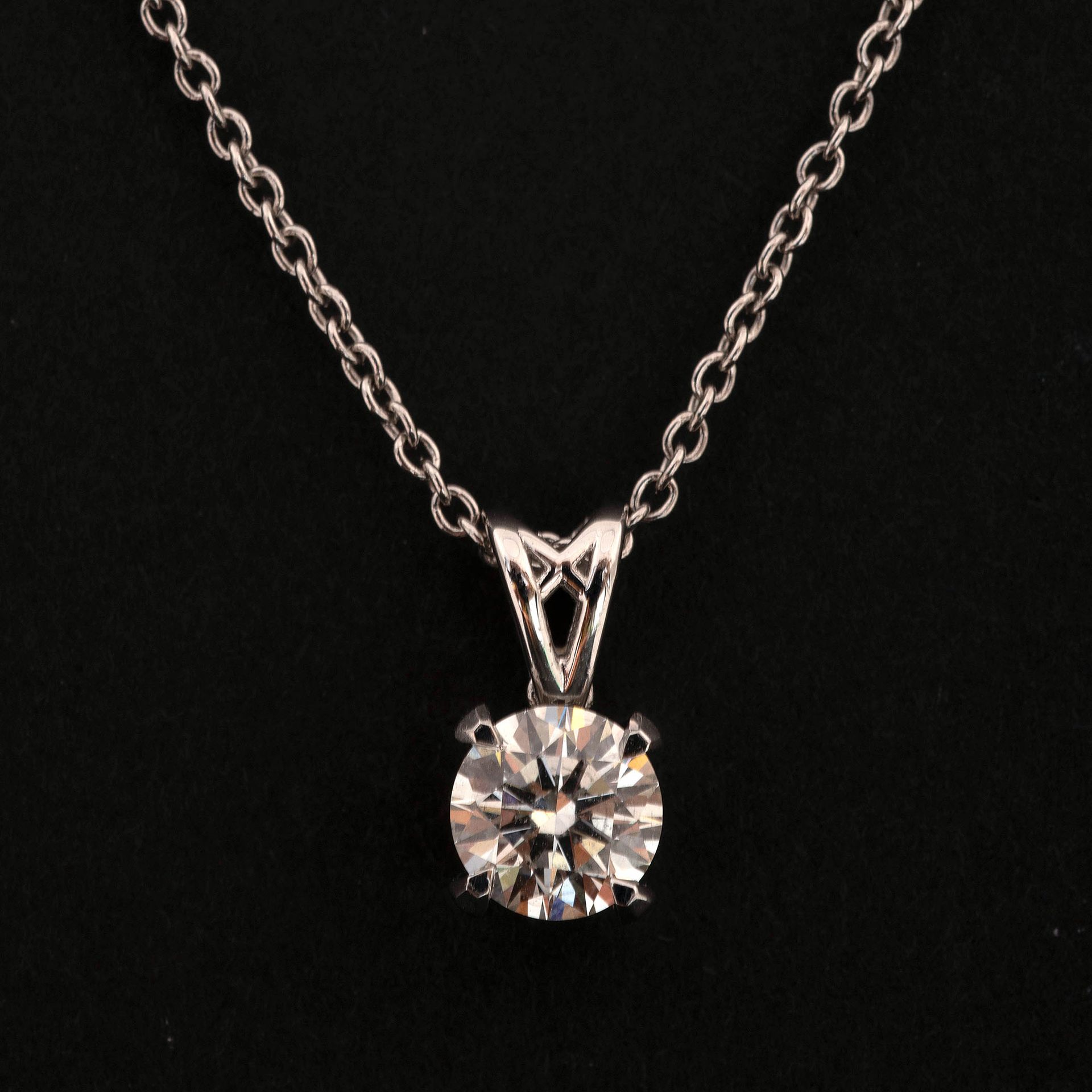 Null 18K白金链条和吊坠，镶有一颗+/-0.95克拉的明亮式切割钻石（颜色：J-K；净度：VS）。总重量: +/-4gr.