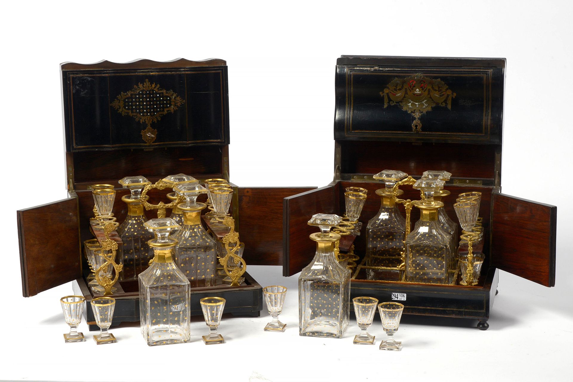 Null 一套两个拿破仑三世酒柜，采用熏黑木皮和黄铜，珍珠母和龟甲镶嵌。每个都包括一个镀金的青铜托盘，里面有4个醒酒器和16个金色的水晶杯。法国的工作。19世纪&hellip;