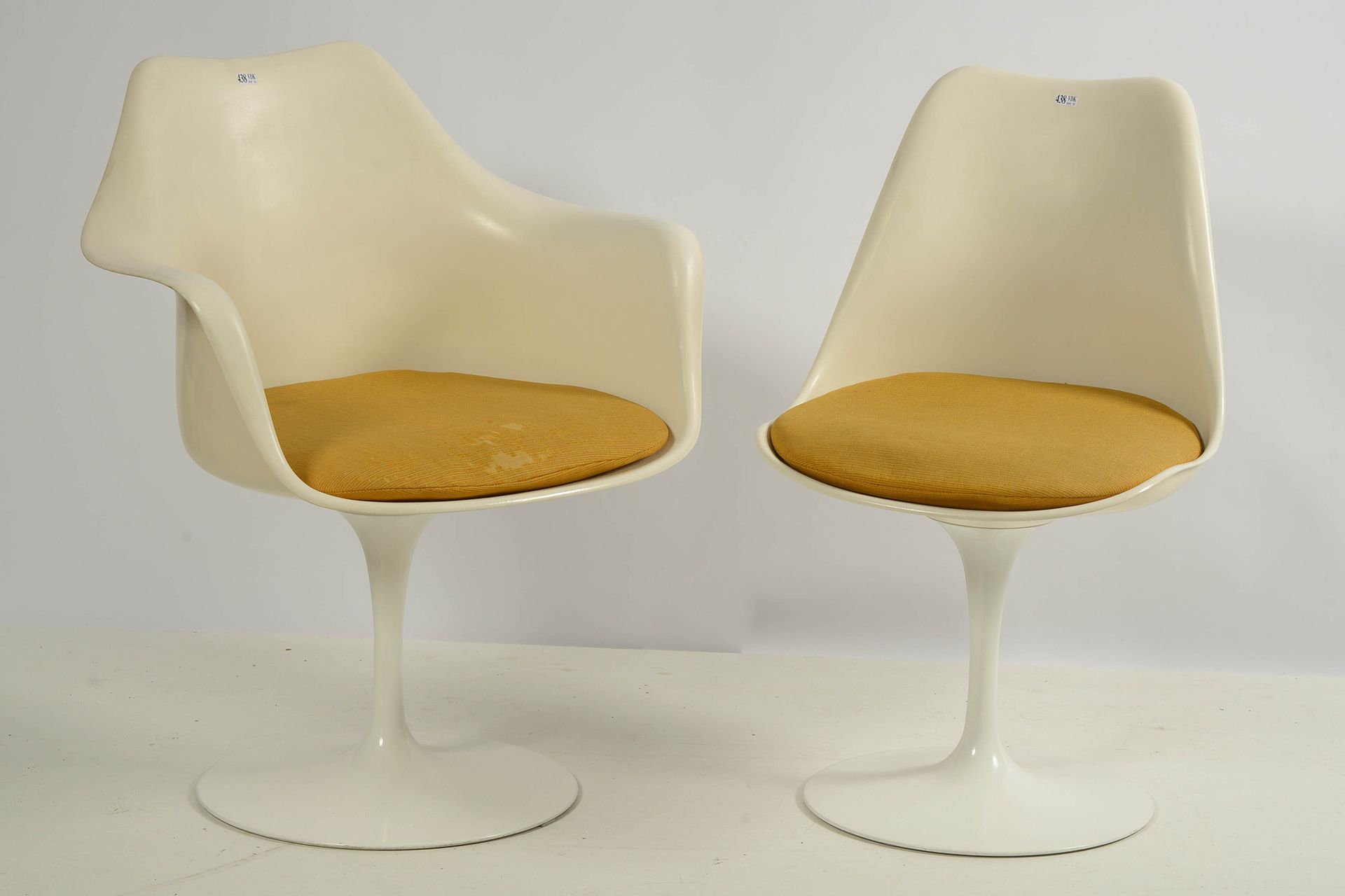 KNOLL INTERNATIONAL, SAARINEN Eero (1910 - 1961) 由四把椅子和一把扶手椅组成的 "郁金香 "套间，白色的玻璃钢外&hellip;