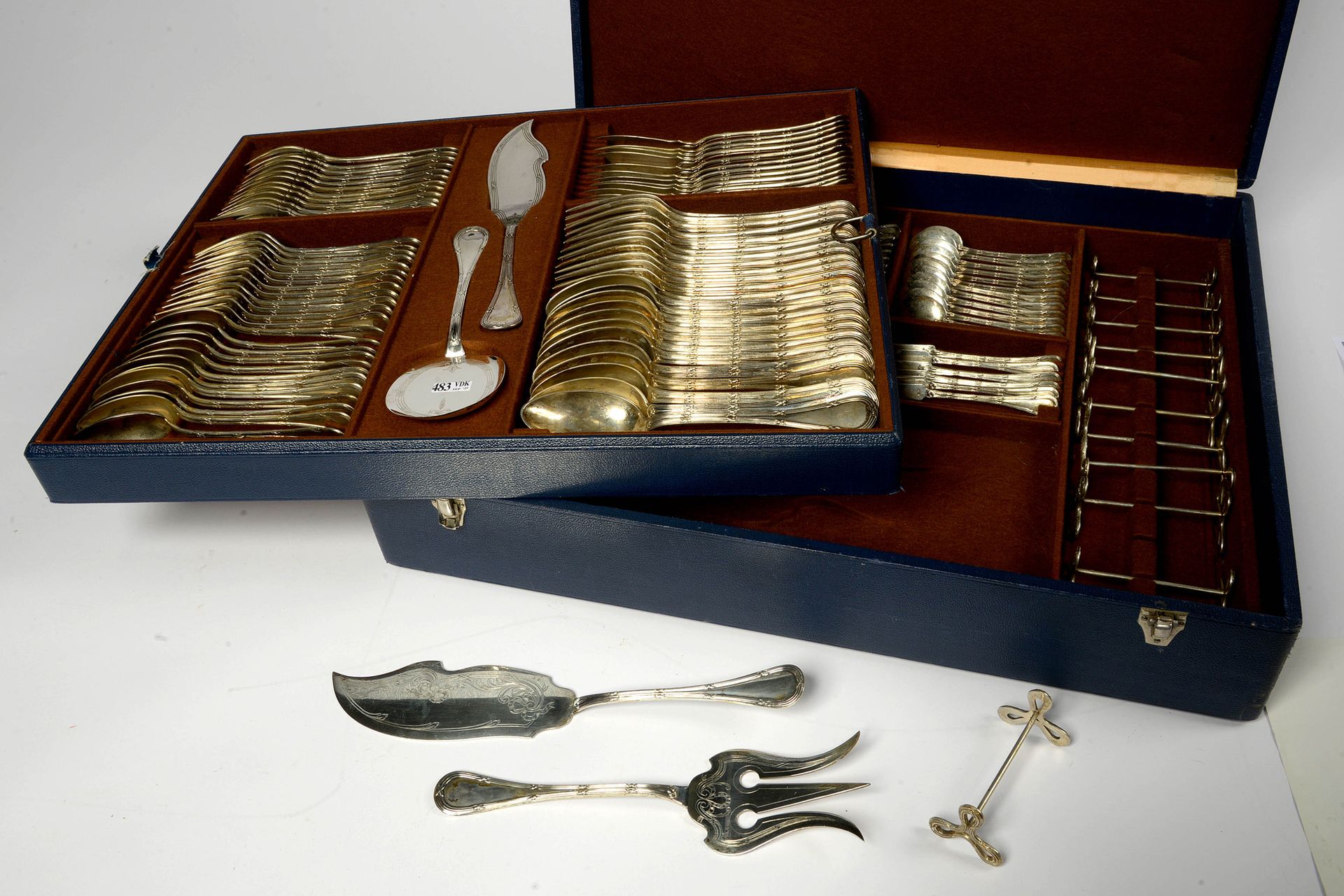 Ménagère de style Louis XVI en argent 800/1000ème comprenant 12 grandes cuillère&hellip;