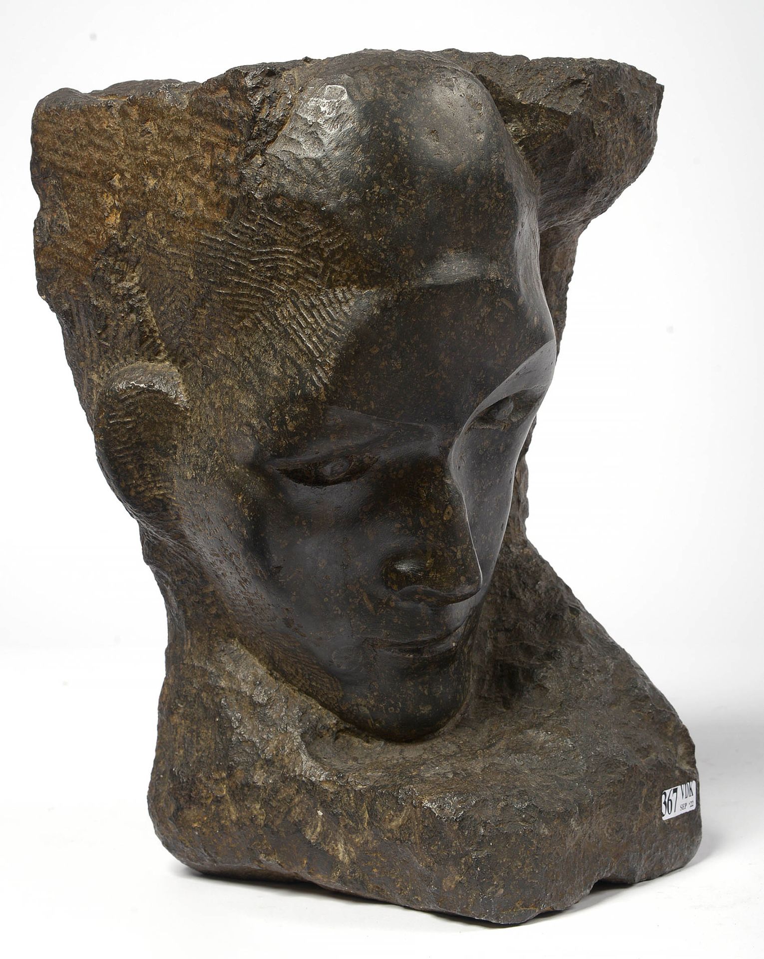 PUVREZ Henri (1893 - 1971) "Visage d'homme" en granit noir sculpté. Signé H. Puv&hellip;