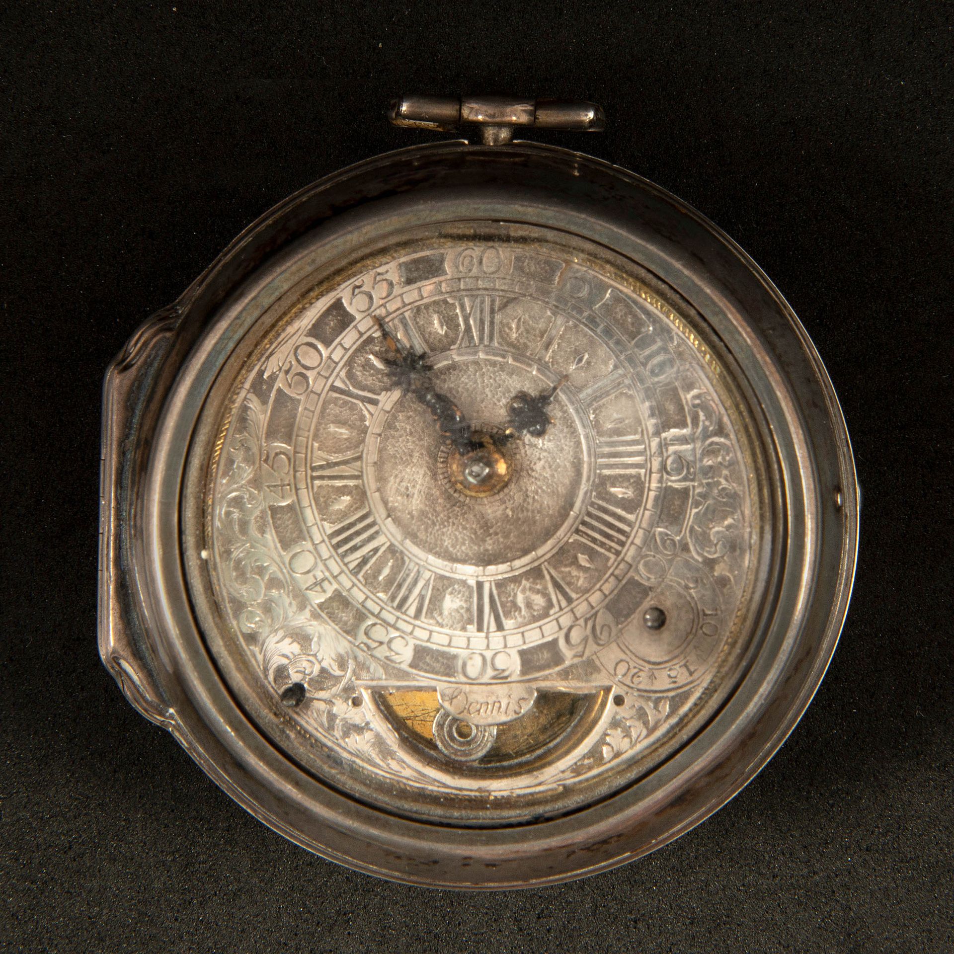 Null 装在旅行箱中的银色古塞特手表。拨号签了丹尼斯。年代：18世纪。直径：+/-5.6x5.6厘米（**）。总重量：112.2克。