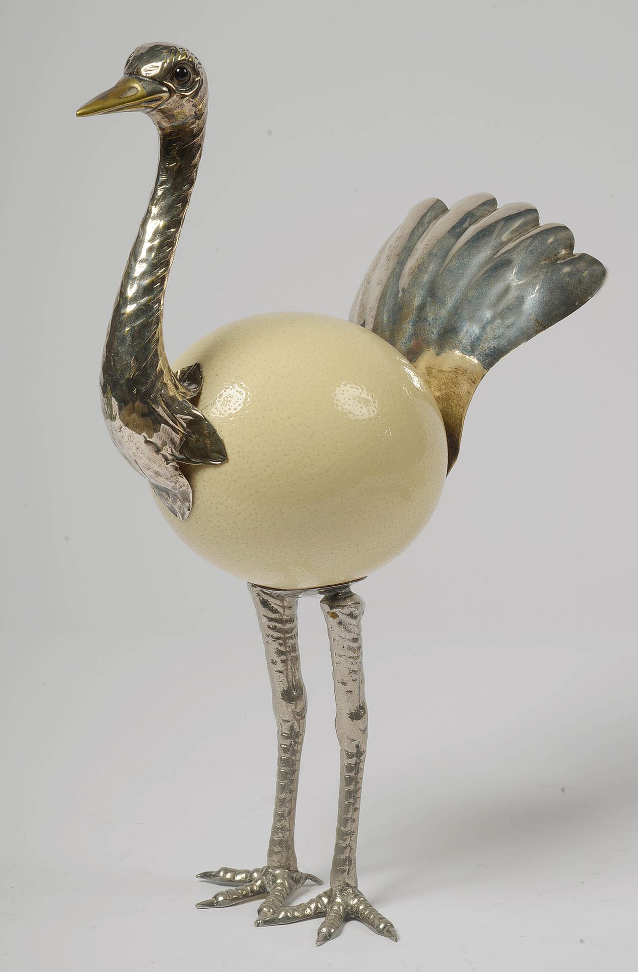 BINAZZI Gabriella (XXème ) "鸵鸟 "由一个鸵鸟蛋组成，有一个镀银的金属框架和玻璃膏眼。签名为Binazzi Firenze。意大利的&hellip;