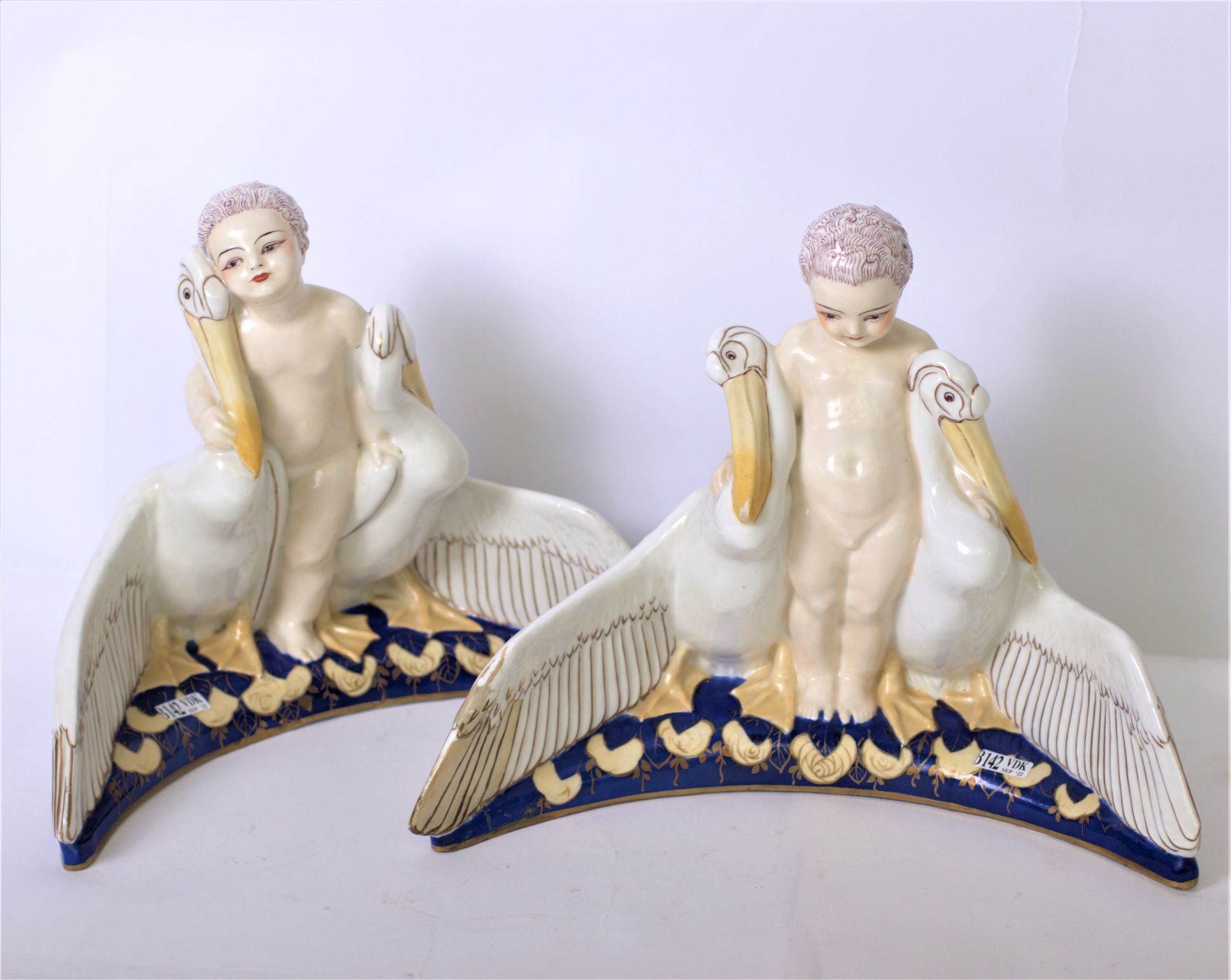 Null Paire "d'Enfants aux cigognes" en porcelaine. (*) et (**). H. : 27 cm.