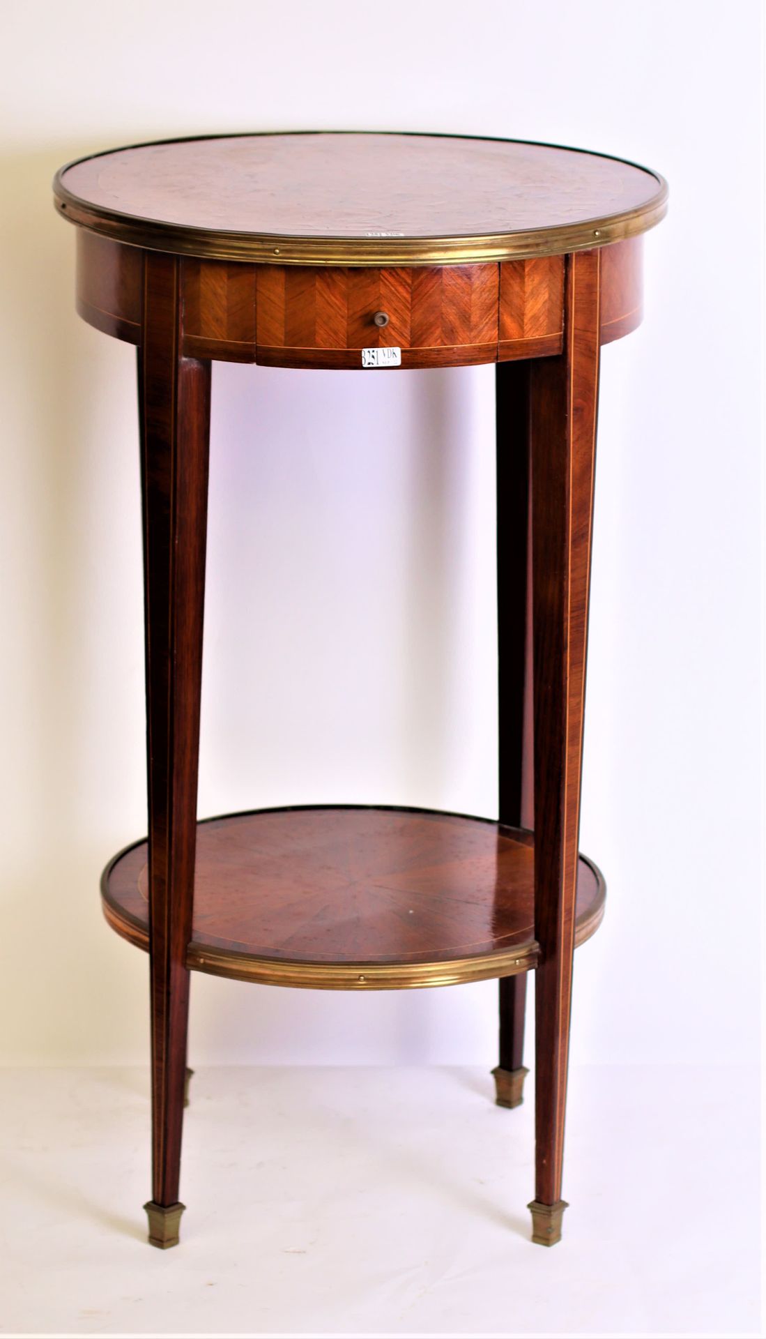 Null Round pedestal table in the Directoire style