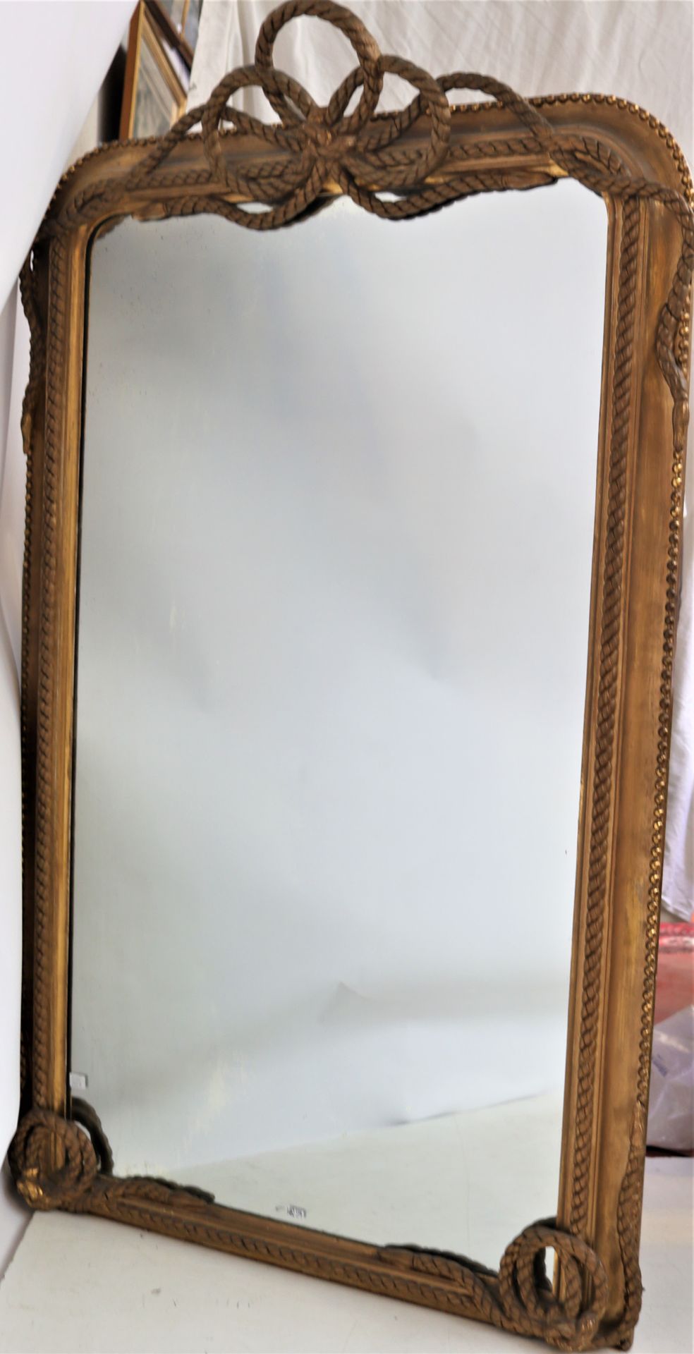 Null 一面带有 "Cordonnets "的鎏金灰泥镜。期间：拿破仑三世。尺寸：158x98厘米。