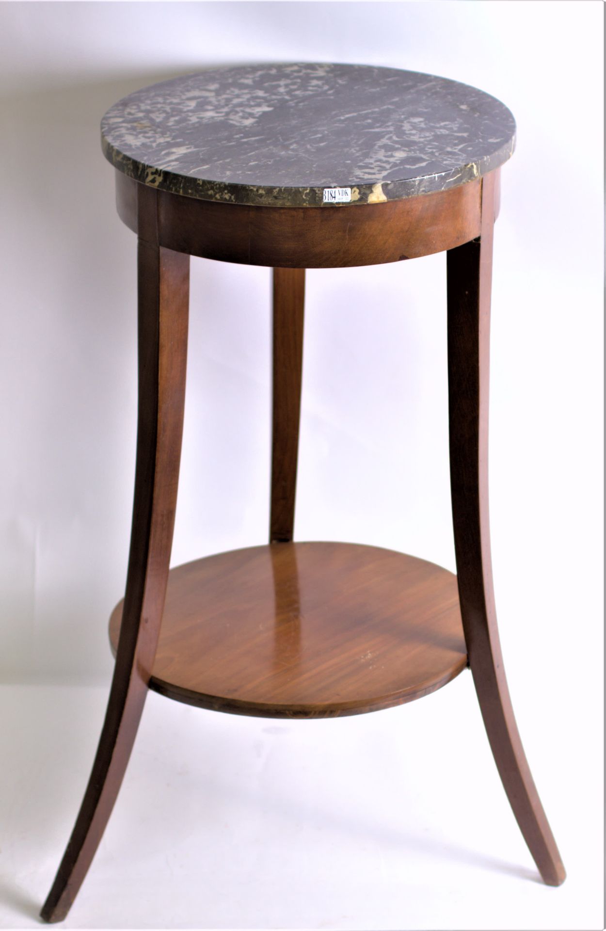Null 一个红木和灰色大理石基座的小三角桌。年代：19世纪。直径：40厘米，高度：80厘米。
