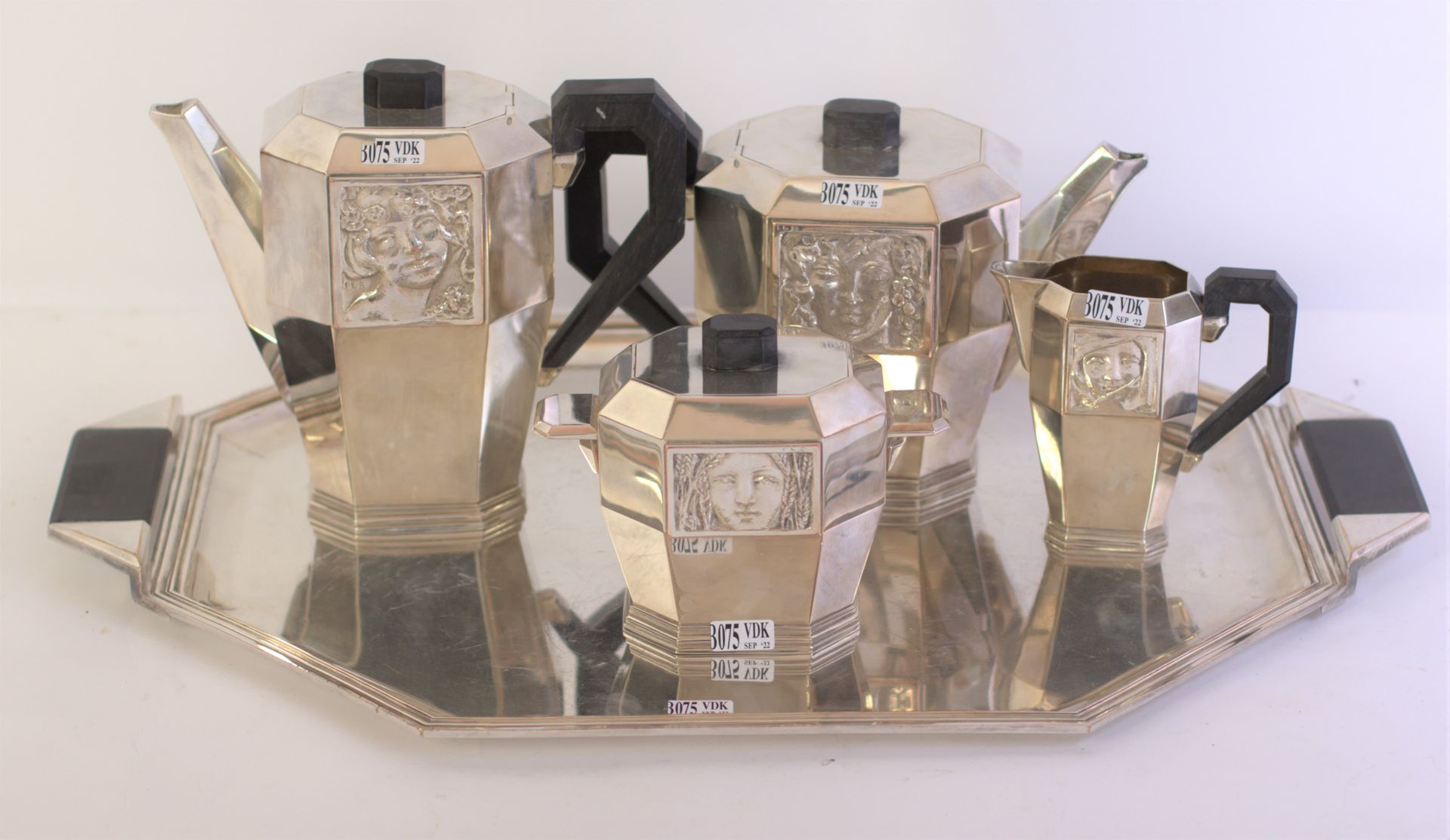 Null 装饰艺术风格的五件套镀银茶具，装饰有 "女性面孔"。