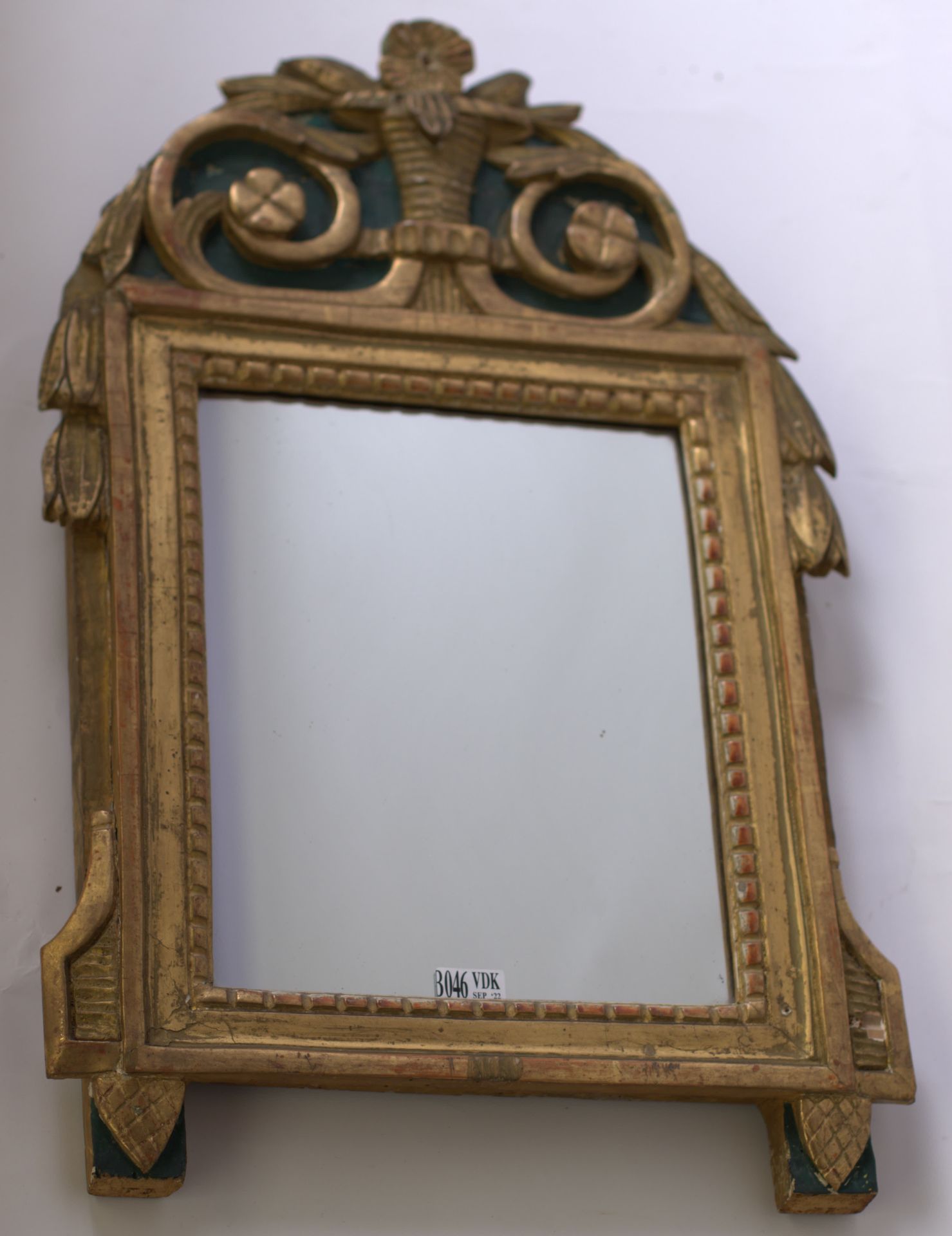 Null "Petit miroir" en bois doré. Epoque : XVIIIème. Dim. : 50x32 cm.
