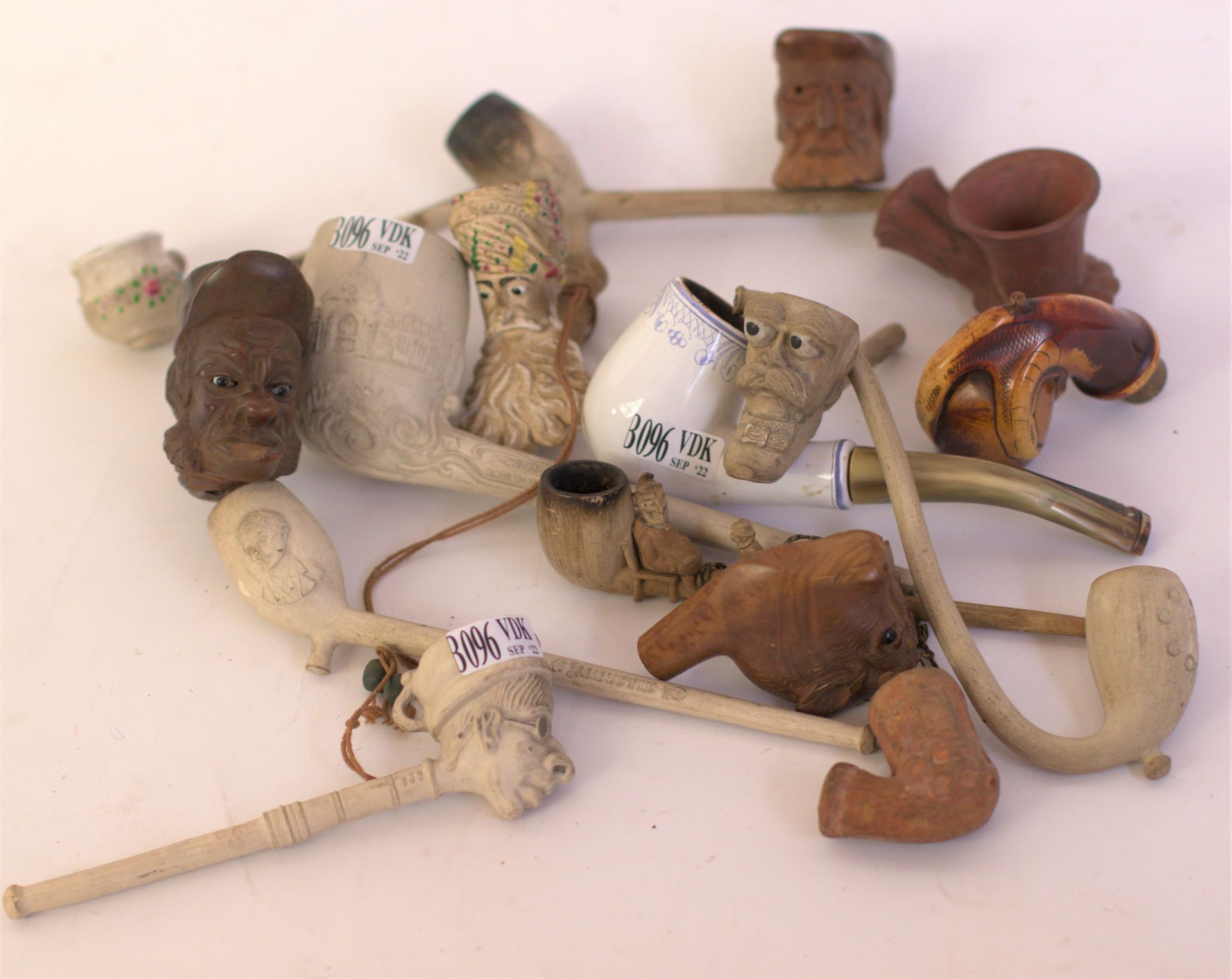 Null Set of caricatured pipes in clay, porcelain etc.