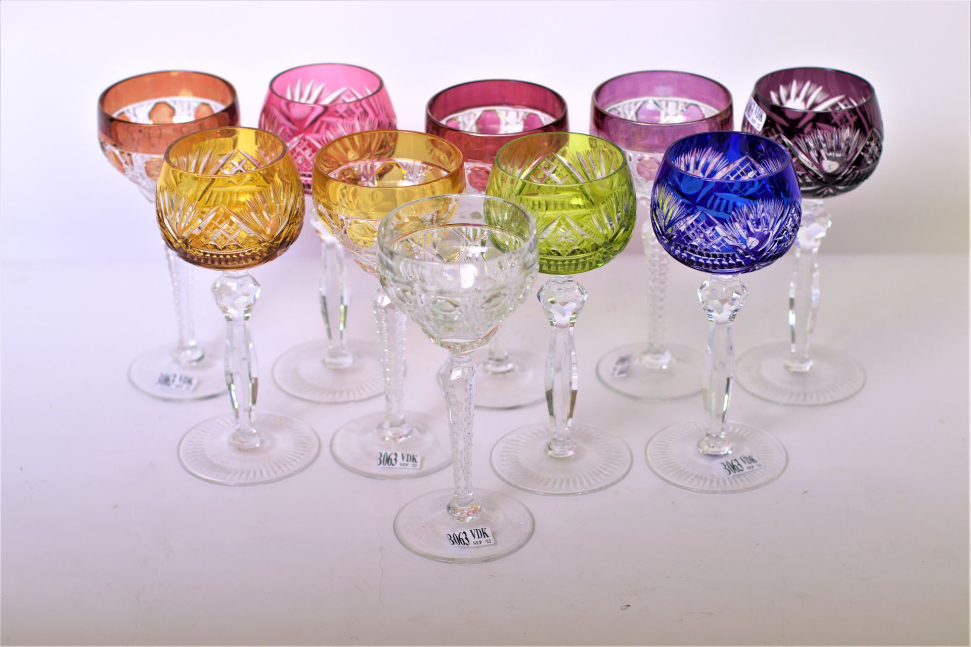 Null 
Lot de 10 verres de deux modèles, colorés et translucides de Bohème.