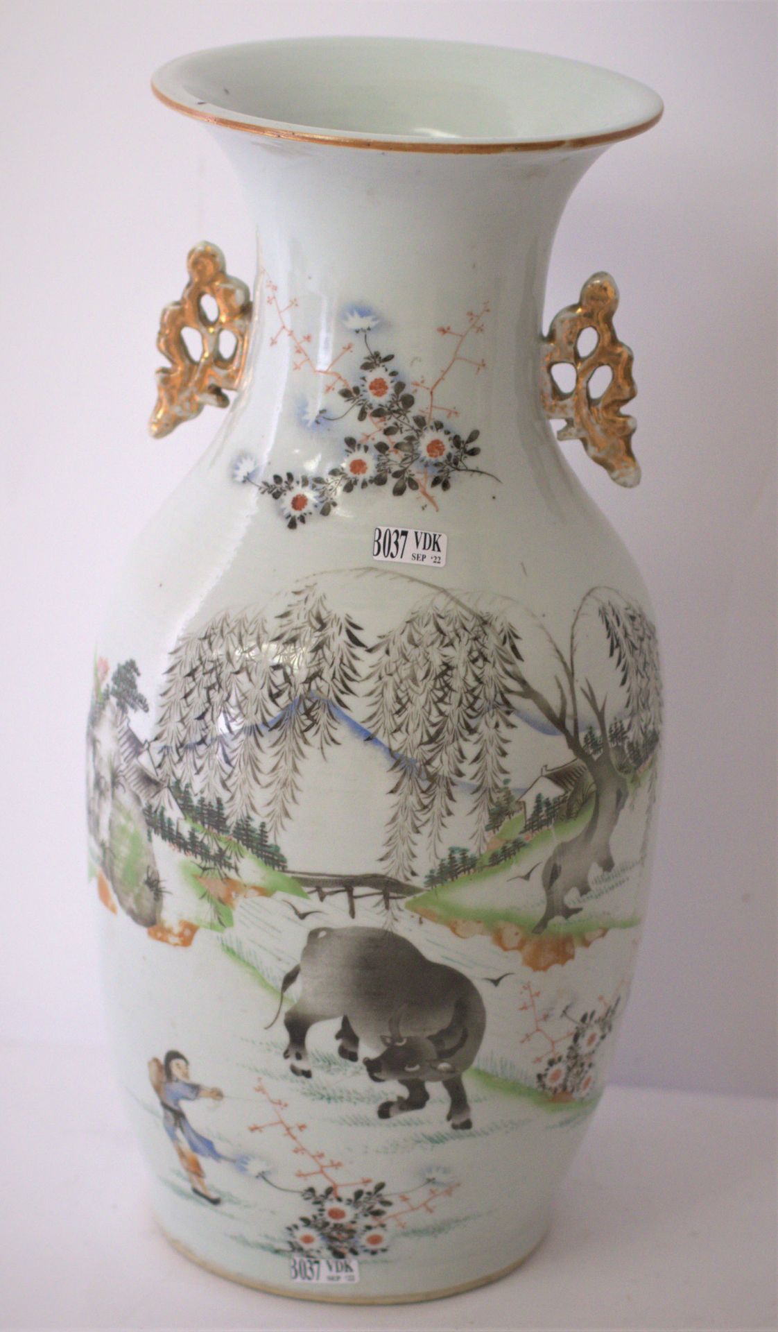 Null Vase en porcelaine de Chine république à décor au buffle. H. : 42 cm.