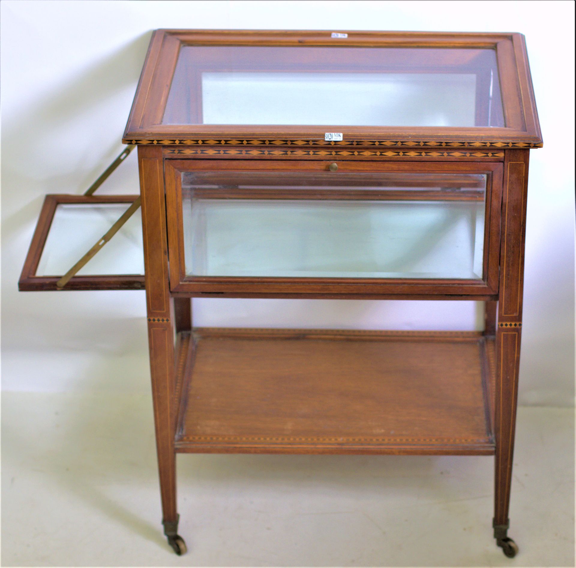 Null 小型桃花心木和拼花茶柜。英文作品。时期：1900年。尺寸：60x75厘米。