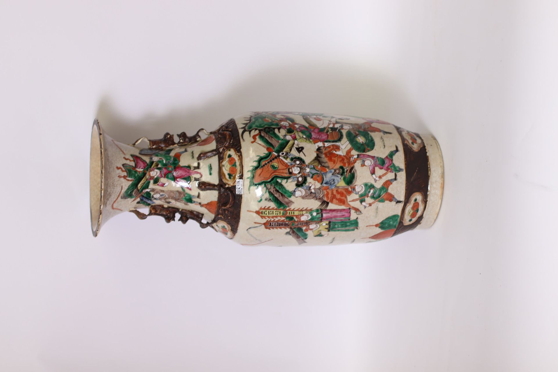 Null 一个大型南京裂纹瓷瓶 "勇士装饰"。(底下有一条裂缝）。高度：62厘米。