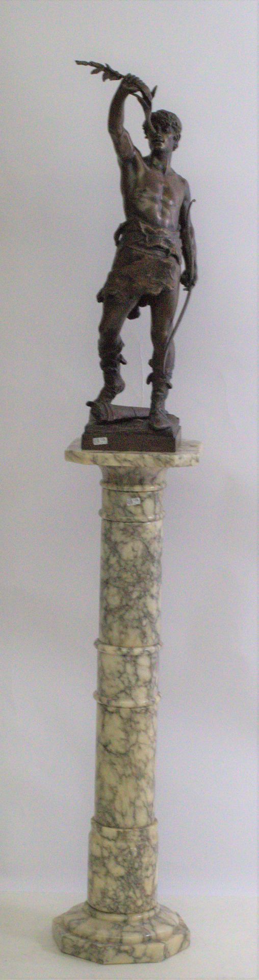 Null 青铜雕塑 "胜利者"。签名：Eugène Marioton (*)。铸造厂印章Decauville Paris + 大理石柱。尺寸（柱）：100厘米，&hellip;
