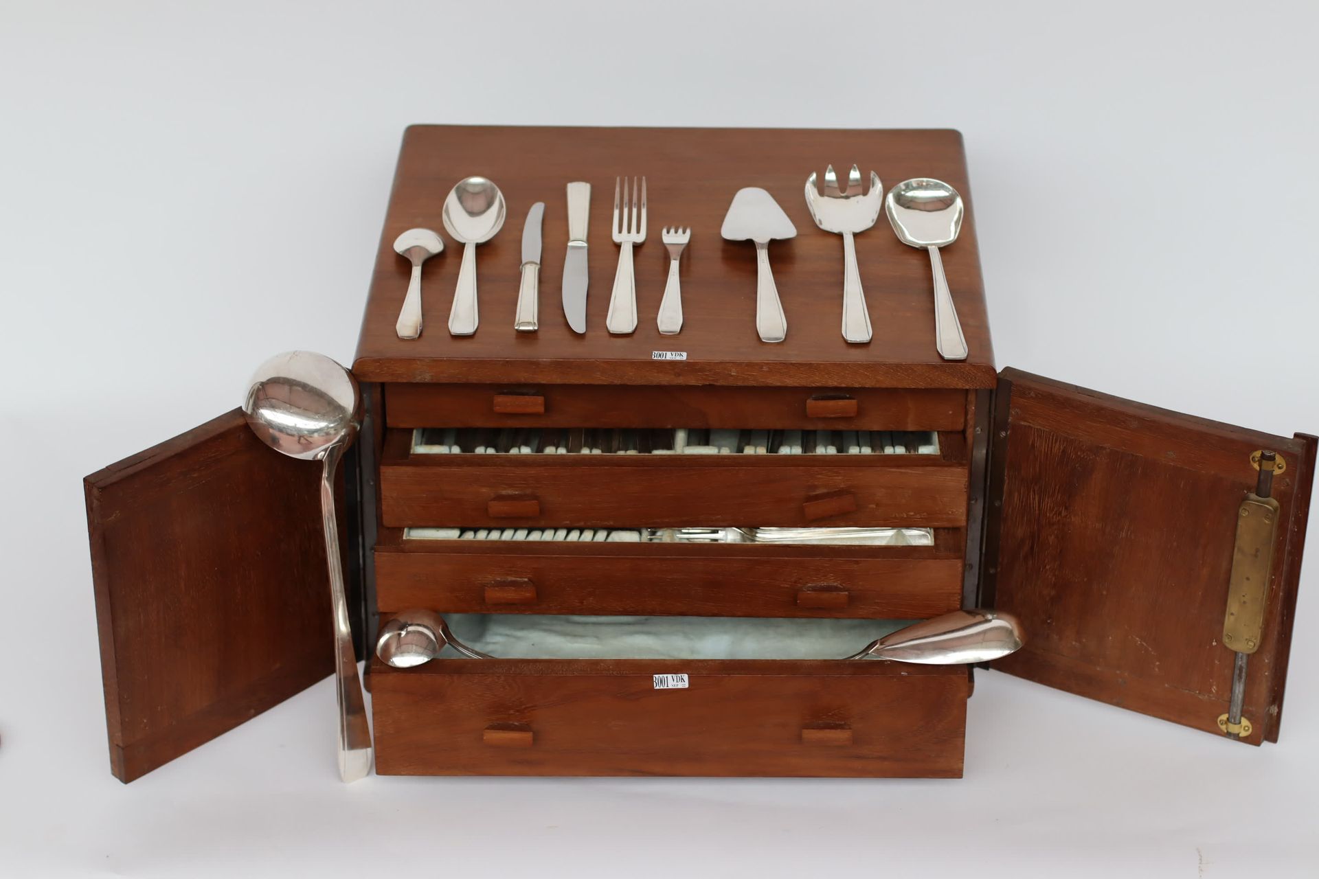 Null 一套装饰艺术风格的银器，盒子里有145件餐具。