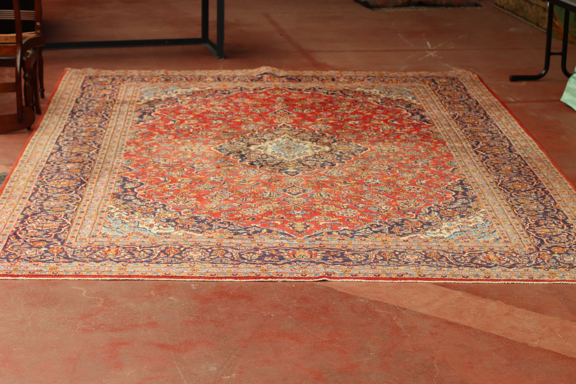 Null 带有花卉装饰的大型东方地毯。尺寸：415 x 295厘米。