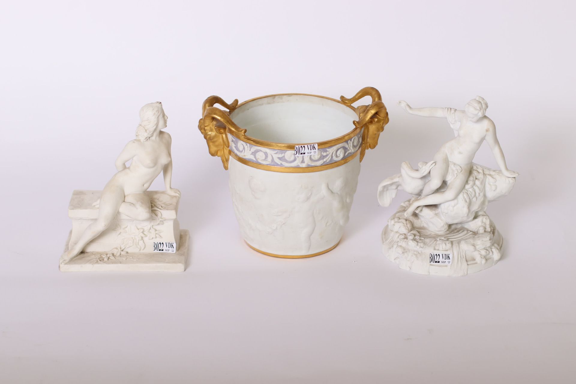 Null 2 groups in cookie and a cache pot in Sevres porcelain. Period : XIXth cent&hellip;