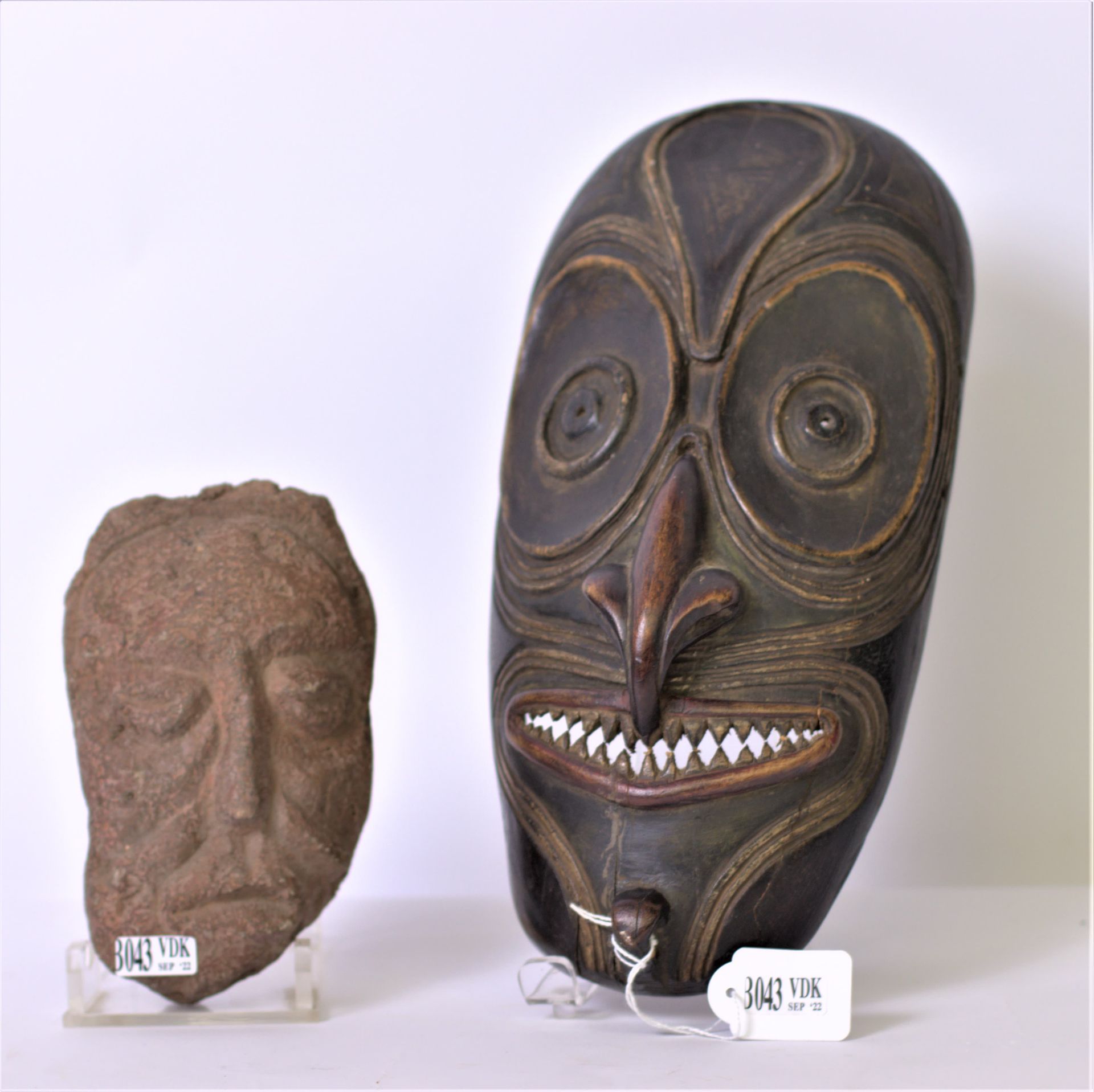 Null Un masque en bois sculpté. Travail de l'Océanie/ Nouvelle-Guinée et une scu&hellip;