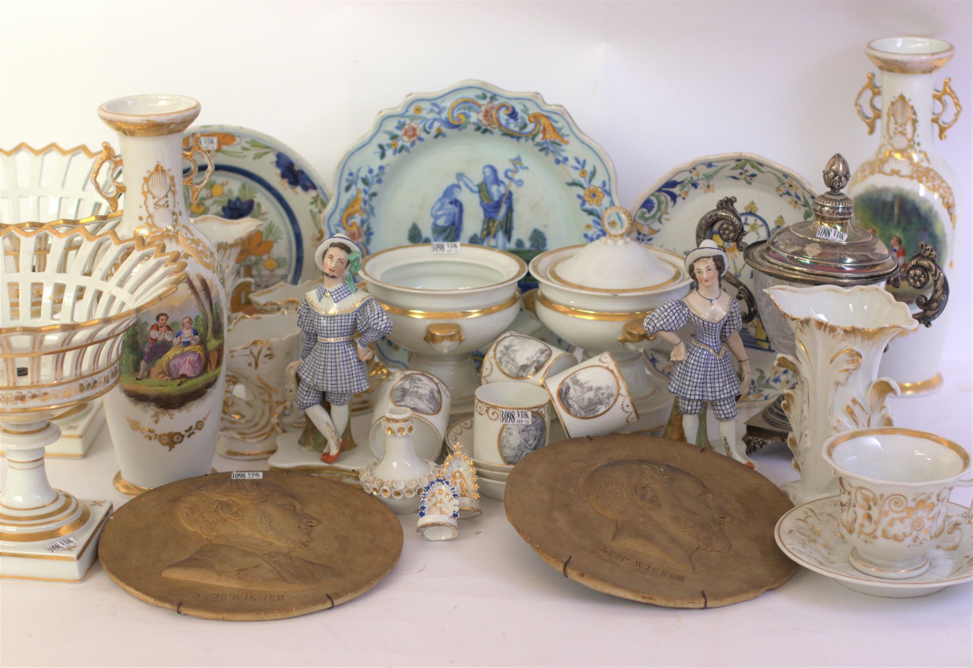 Null Varied lot of +/- 28 pieces including: white and gold porcelain of Brussels&hellip;