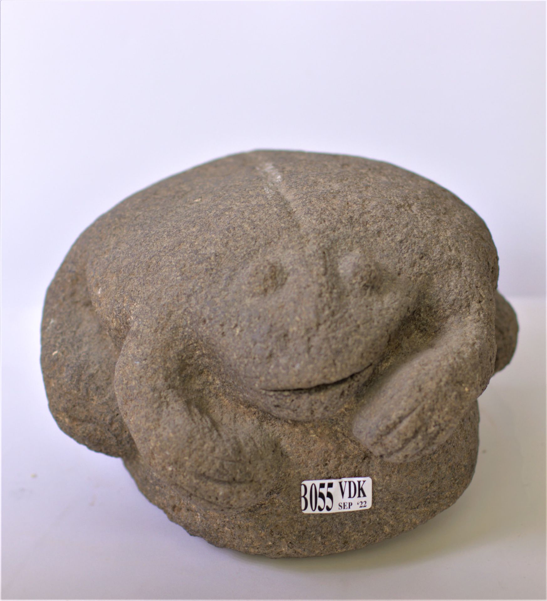 Null Sculpture "Crapaud" en granit Java. Indonésie. Epoque : XIXème. H. : 13 cm.