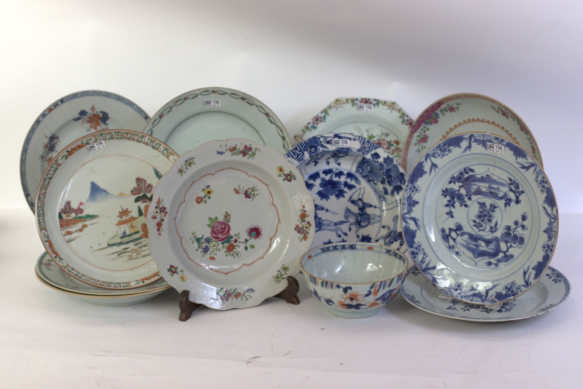 Null Lot of 13 pieces, plates, bowl, in polychrome and blue and white porcelain &hellip;