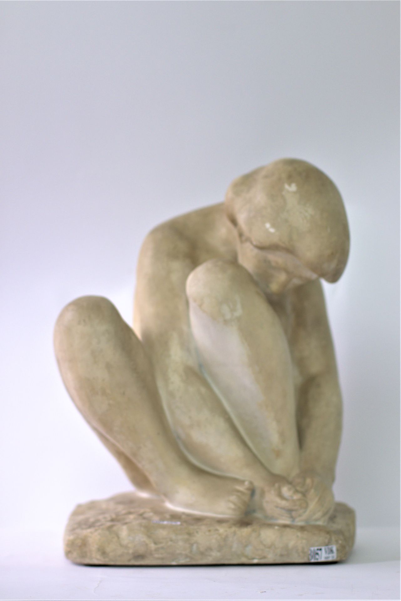 Null Statue en plâtre "Femme accroupie". Signé Robert Heylbroeck. H. : 37 cm.