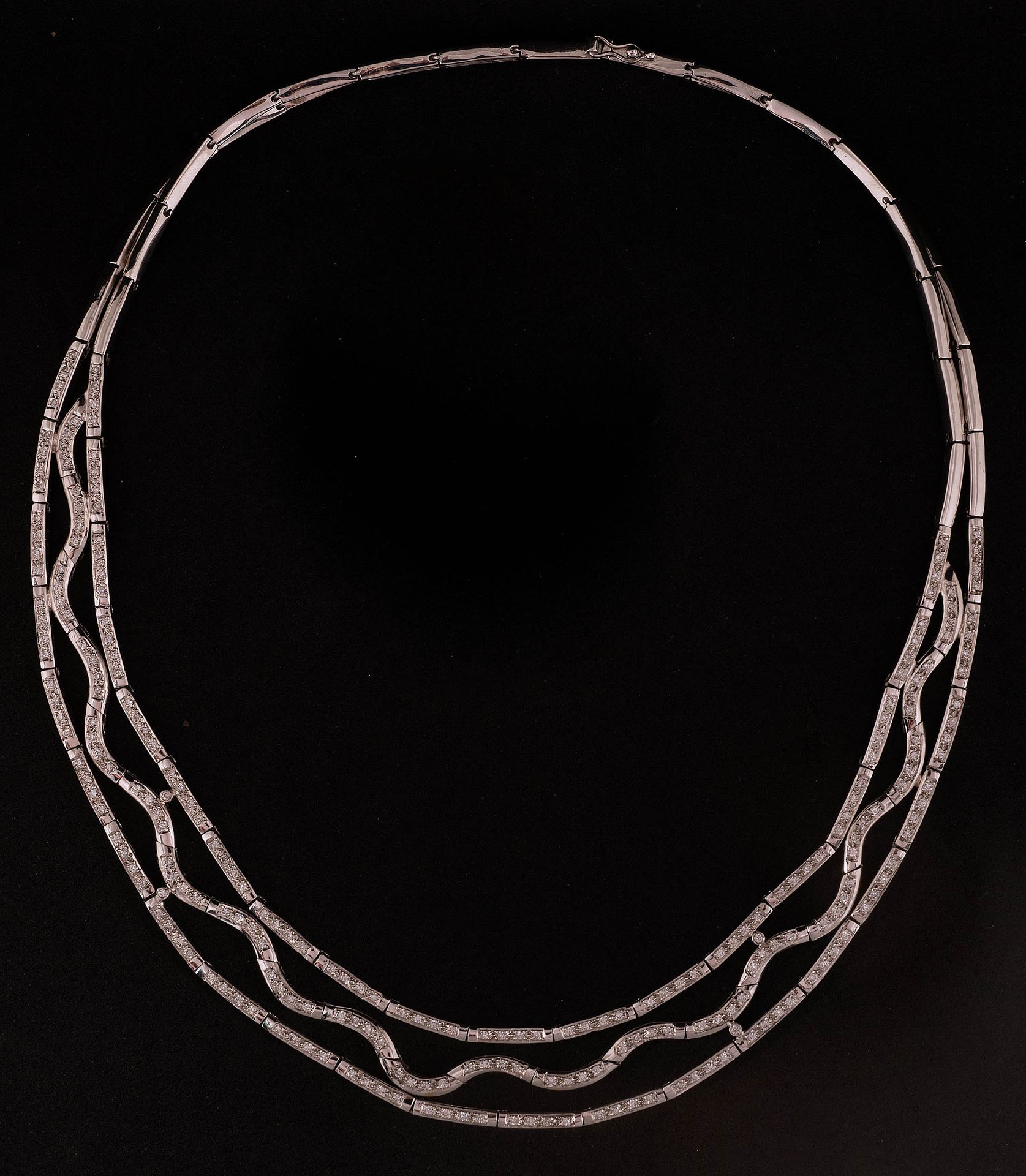 Null 18K白金项链，镶嵌明亮式切割钻石，共重+/-2.50克拉。总重量：+/-58克。