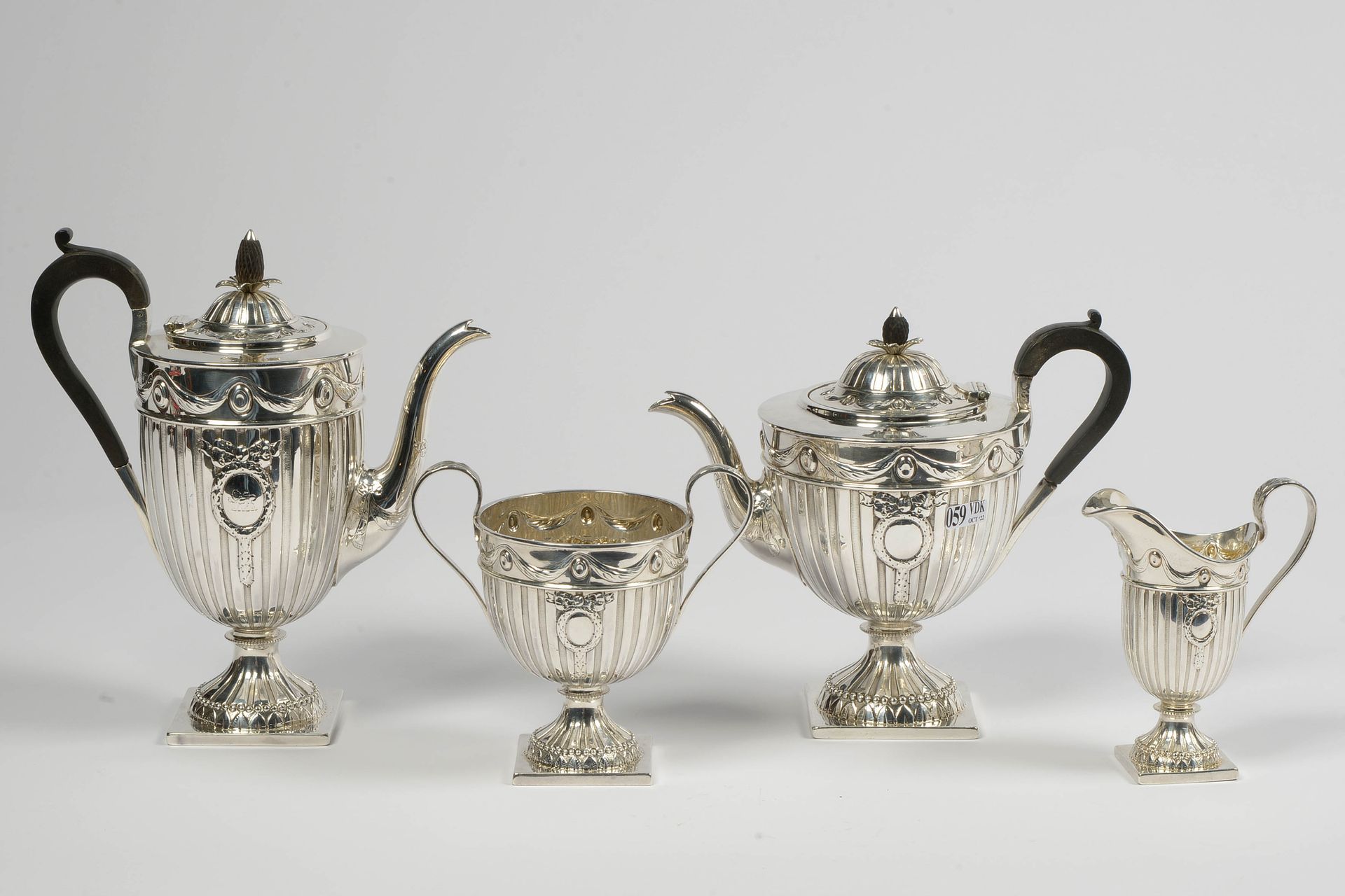 Null 路易十六风格的四件套茶具，包括两个茶壶，一个糖碗和一个牛奶壶，银制的，带有1882年的伦敦印记 "G"。Goldsmith F.S.J.H.未鉴定。英&hellip;