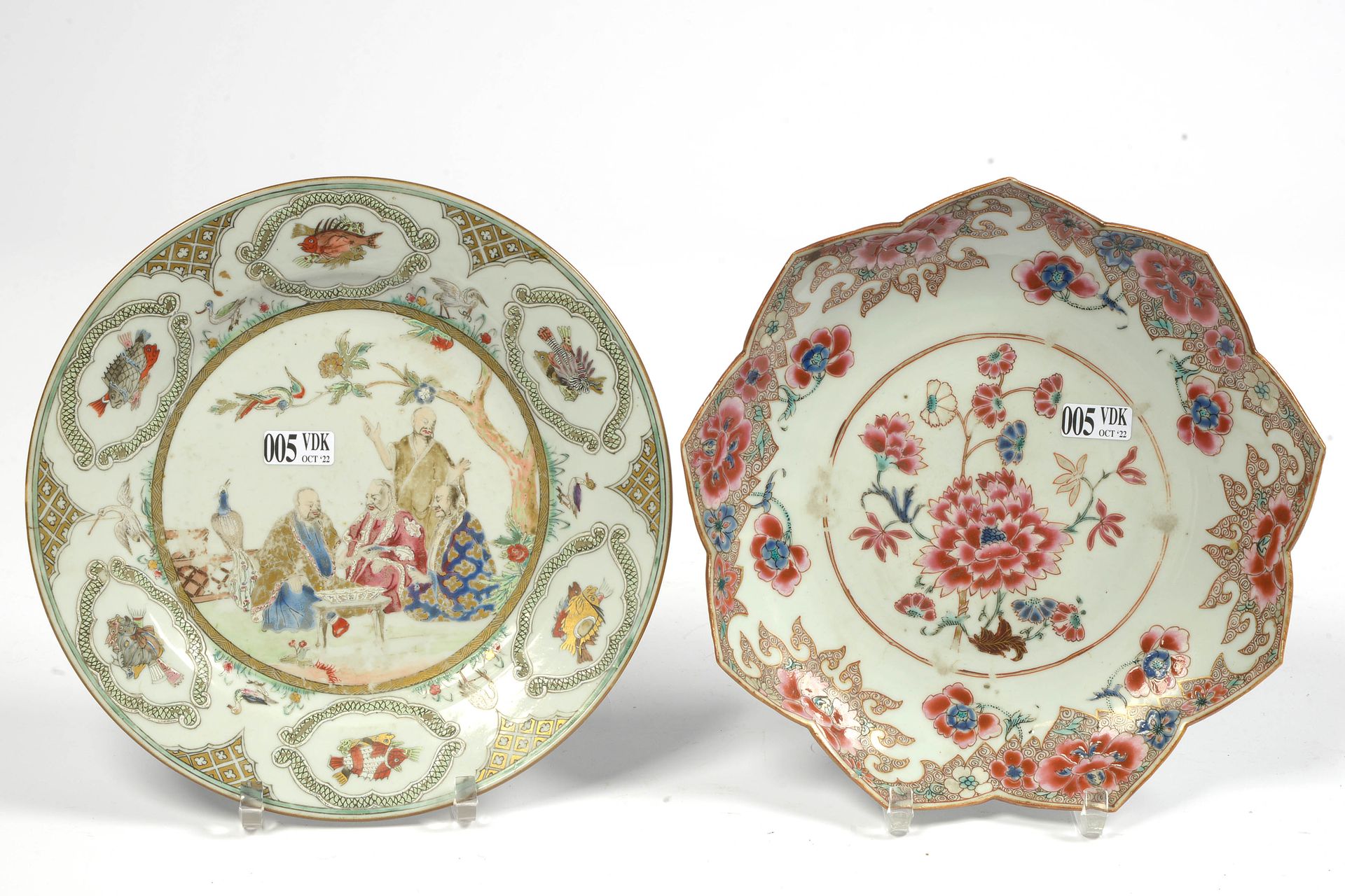 Null 一套两个中国多色瓷盘，一个有花纹，形状是 "莲花"，另一个是圆形的，有 "字 "纹，翅膀上有 "鱼"。年代：18世纪，乾隆时期（有一个裂缝）。直径：+&hellip;