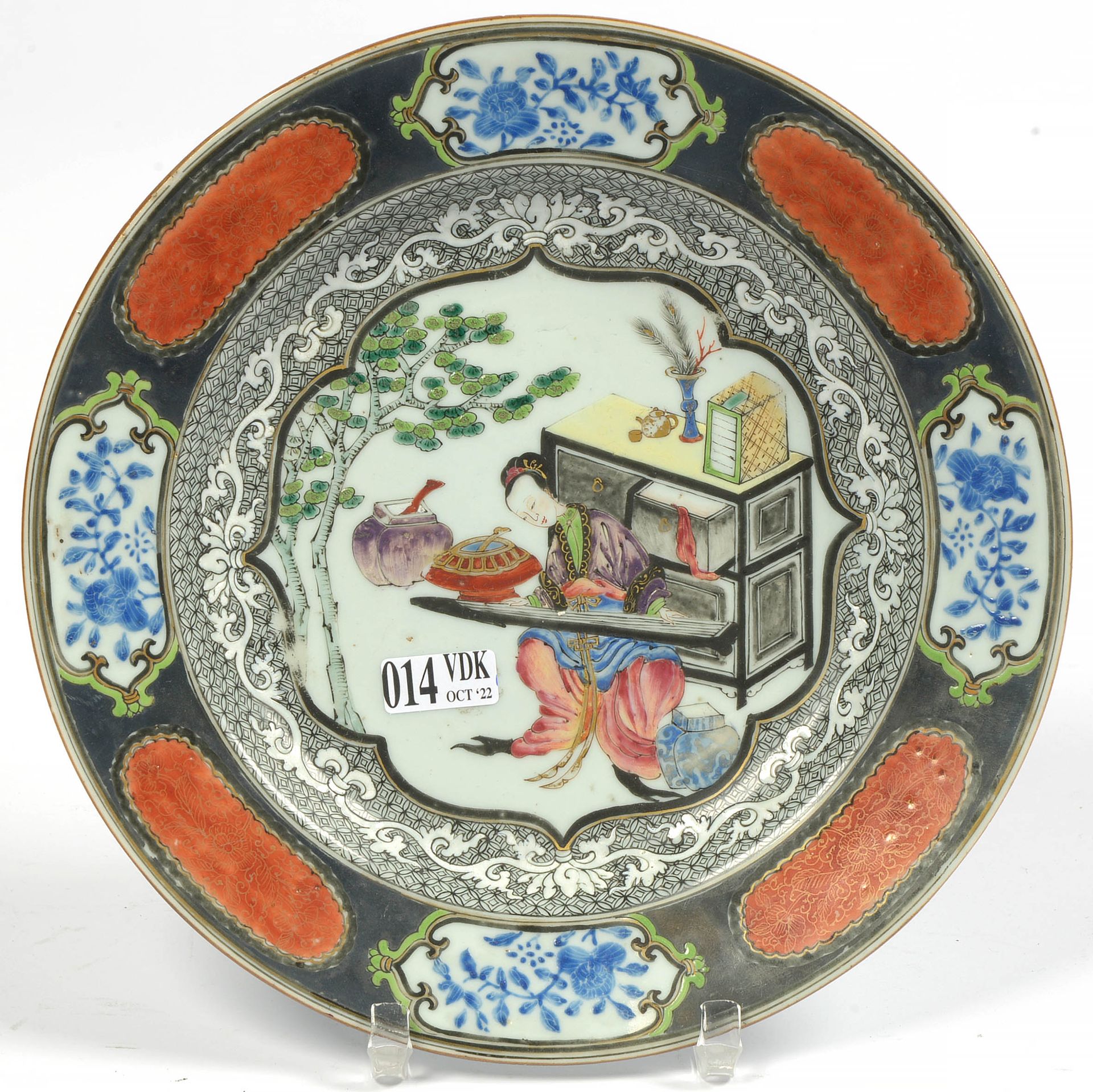 Null 一件中国多色瓷圆盘，装饰有 "山水背景下的观音乐师，有一个抽屉"，黑底的翅膀上装饰有储备。约1745年，乾隆时期。直径：+/- 22,5厘米。