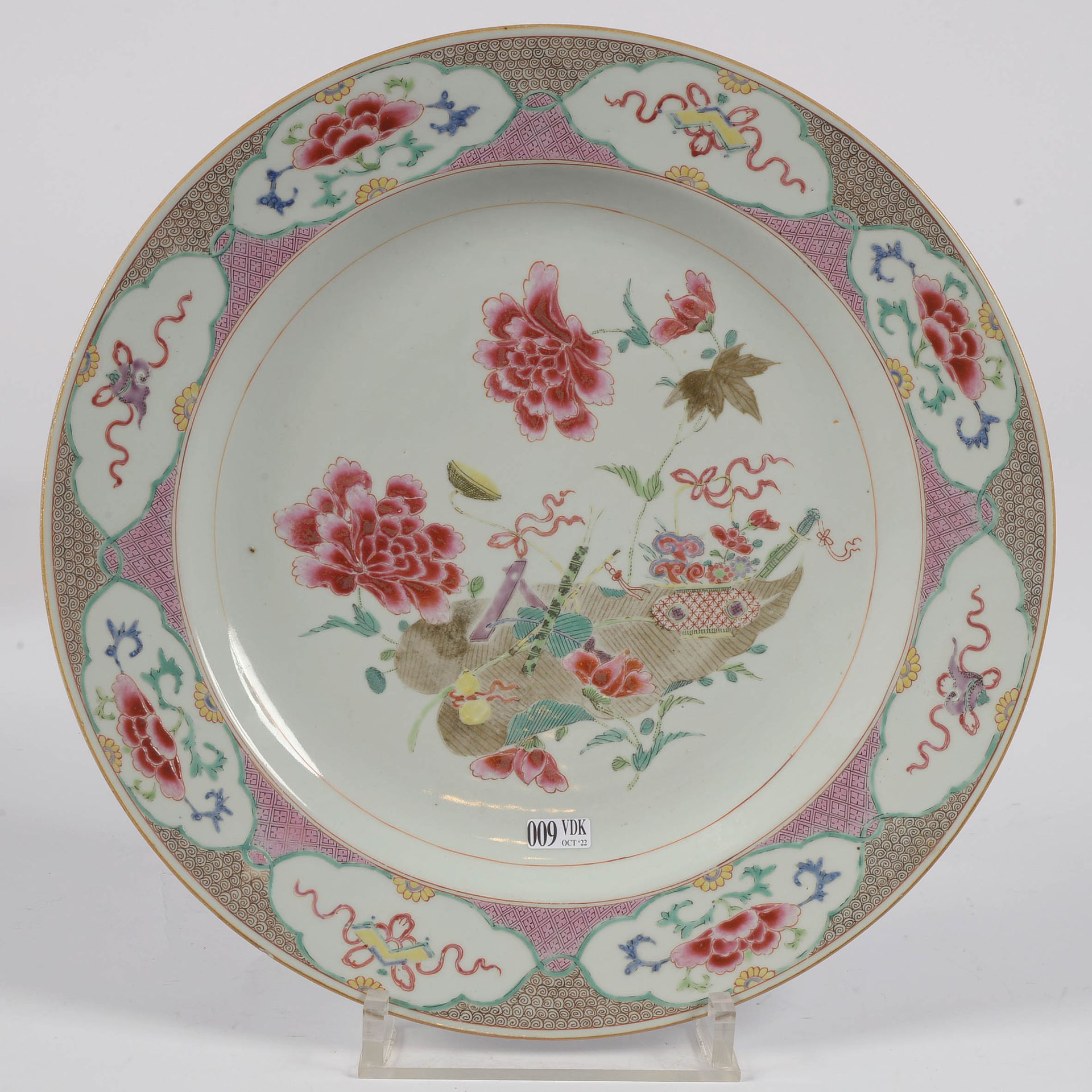 Null 印度公司的大型圆形多色瓷盘，上面有被称为 "Famille rose "的花卉和 "烟草叶 "装饰。中国的工作。年代：18世纪（背面有缺口）。直径：+&hellip;