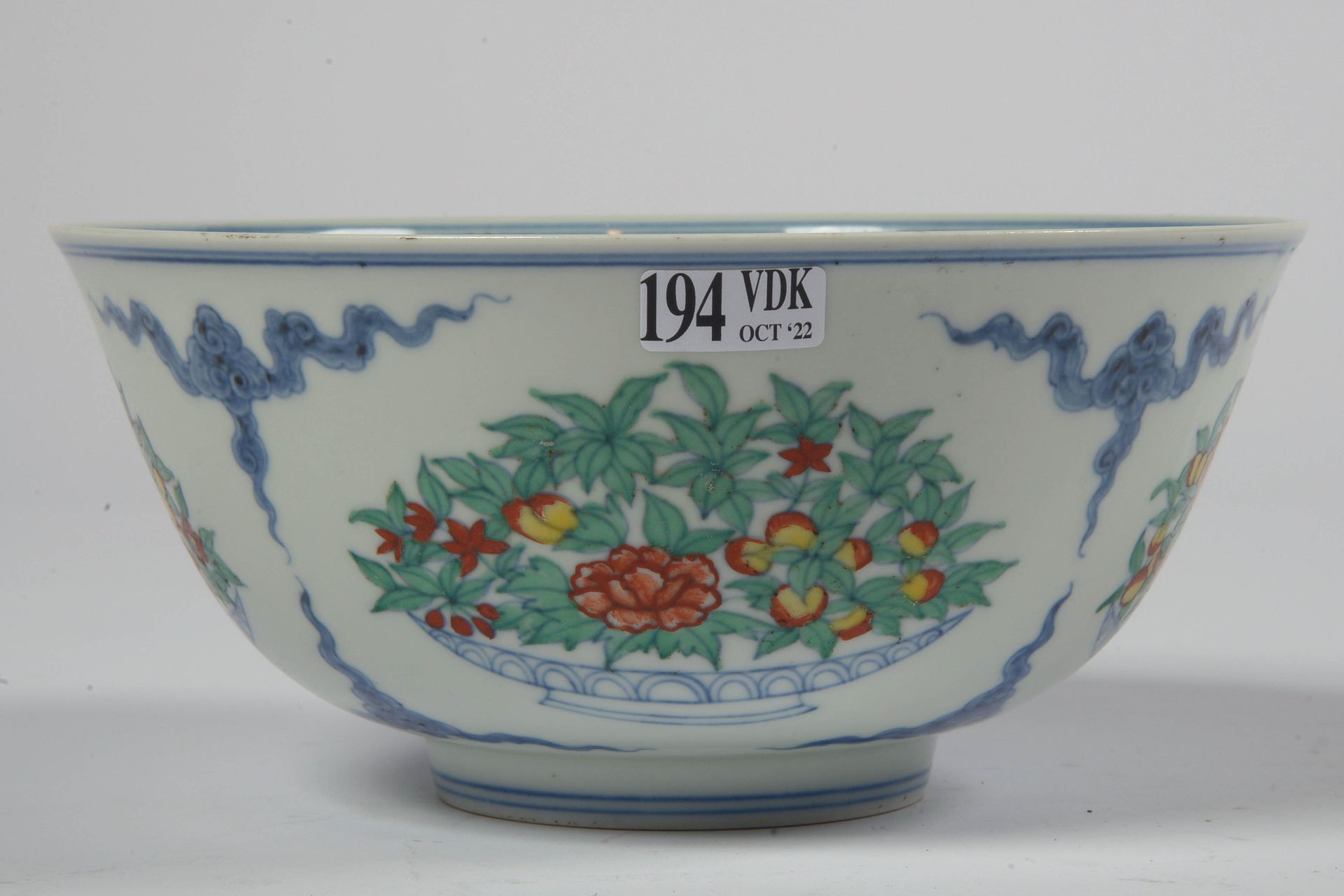 Null 
中国多色瓷大碗，装饰有 "杯中之物"。底座下有六个字的标记。中国的工作。年代：第十七世纪（？）高：+/-9厘米。