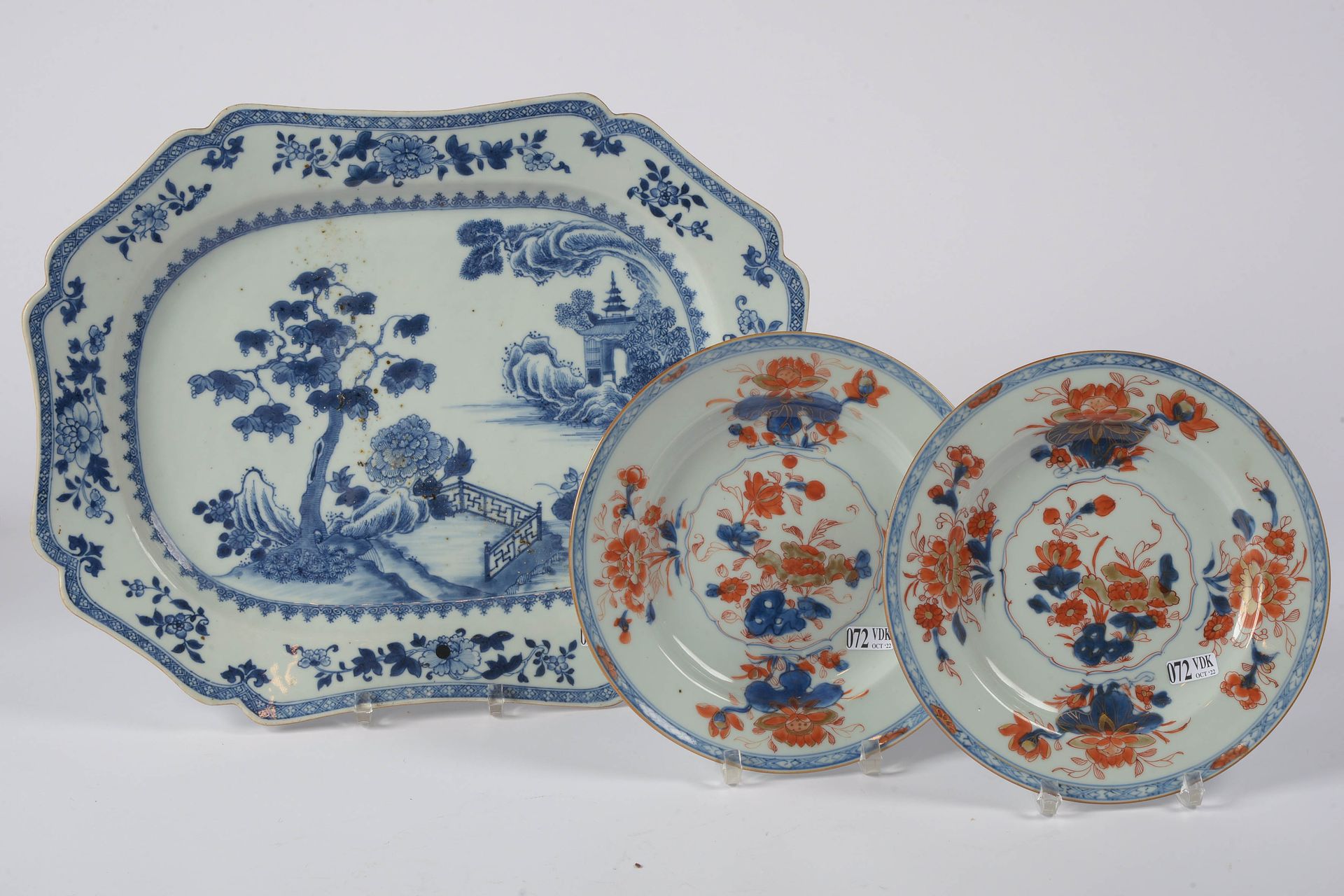 Null 一套三件，包括：一个长方形的中国青花瓷大盘，上面装饰着 "湖光山色"。一对中国多色瓷盘，有伊万里花纹装饰。年代：18世纪。直径（板）：+/-22,7厘&hellip;