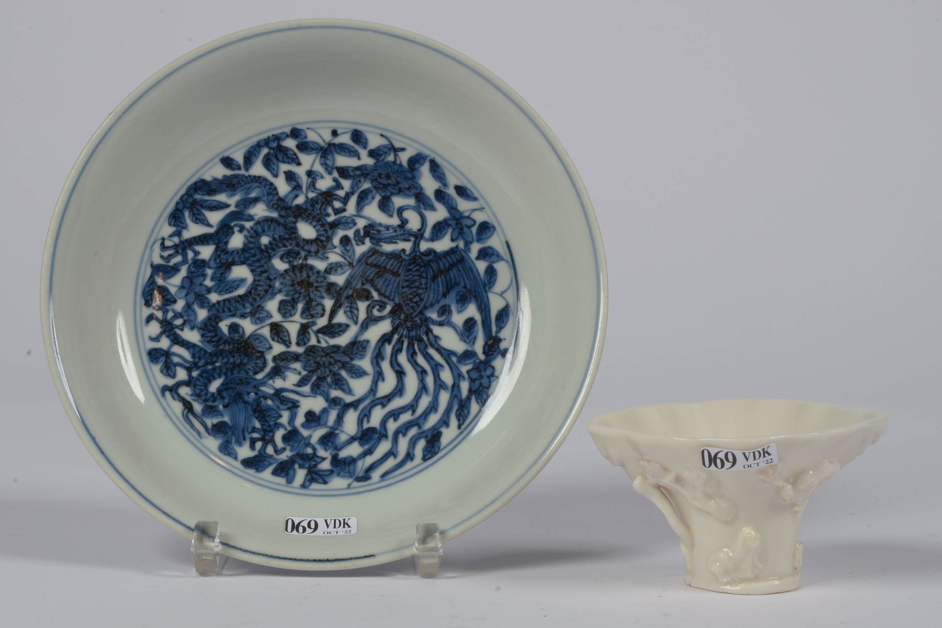 Null 一套两件，包括：一件中国青花瓷壶，饰有万历风格的 "龙凤斗"。六个字的蓝色标记。年代：19世纪。一件中国白色珐琅质的酒杯，有植物装饰和 "浮雕动物"。&hellip;