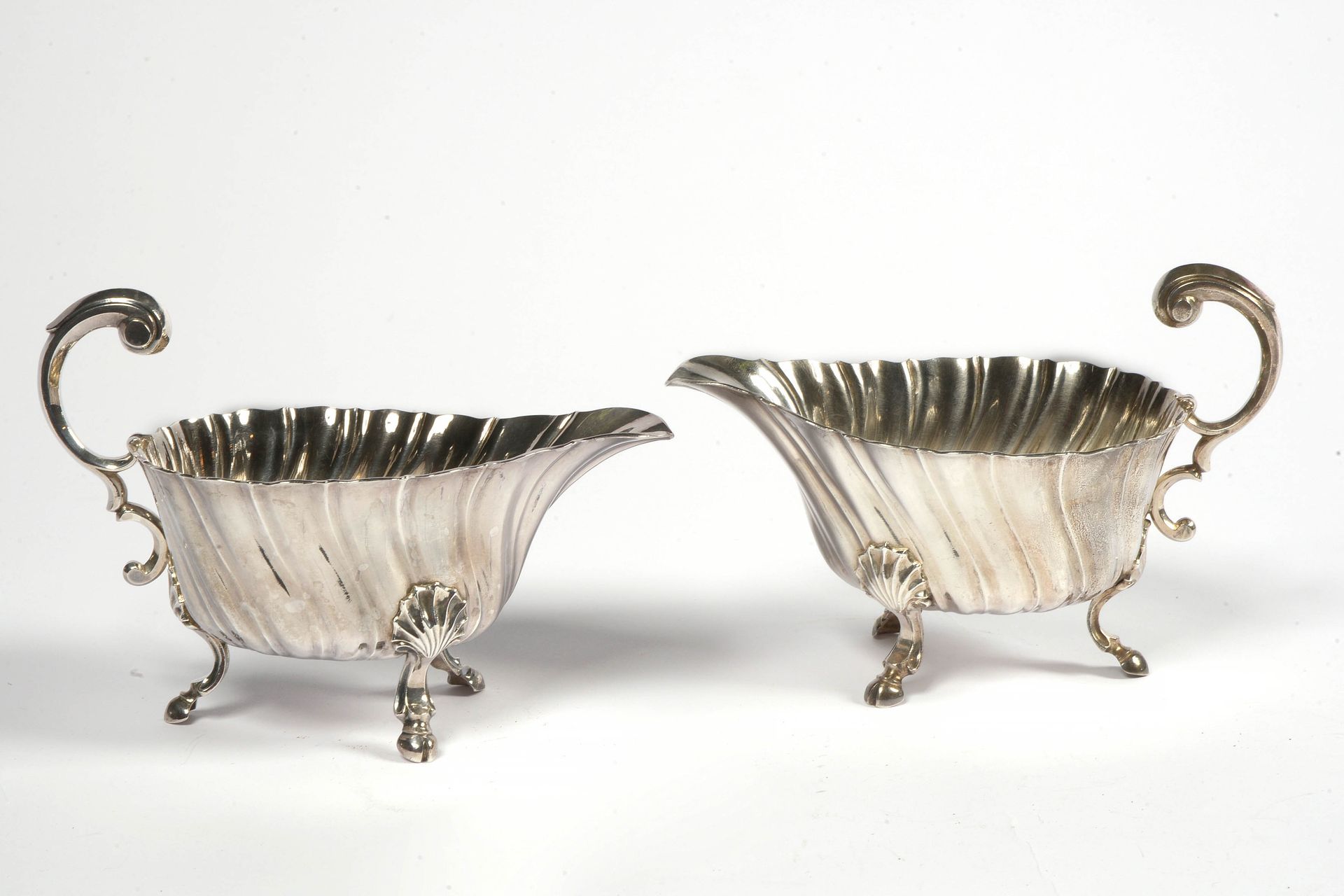 Null Ein Paar dreibeinige Louis XV-Saucieren mit gedrehten Rippen aus Silber. Pu&hellip;