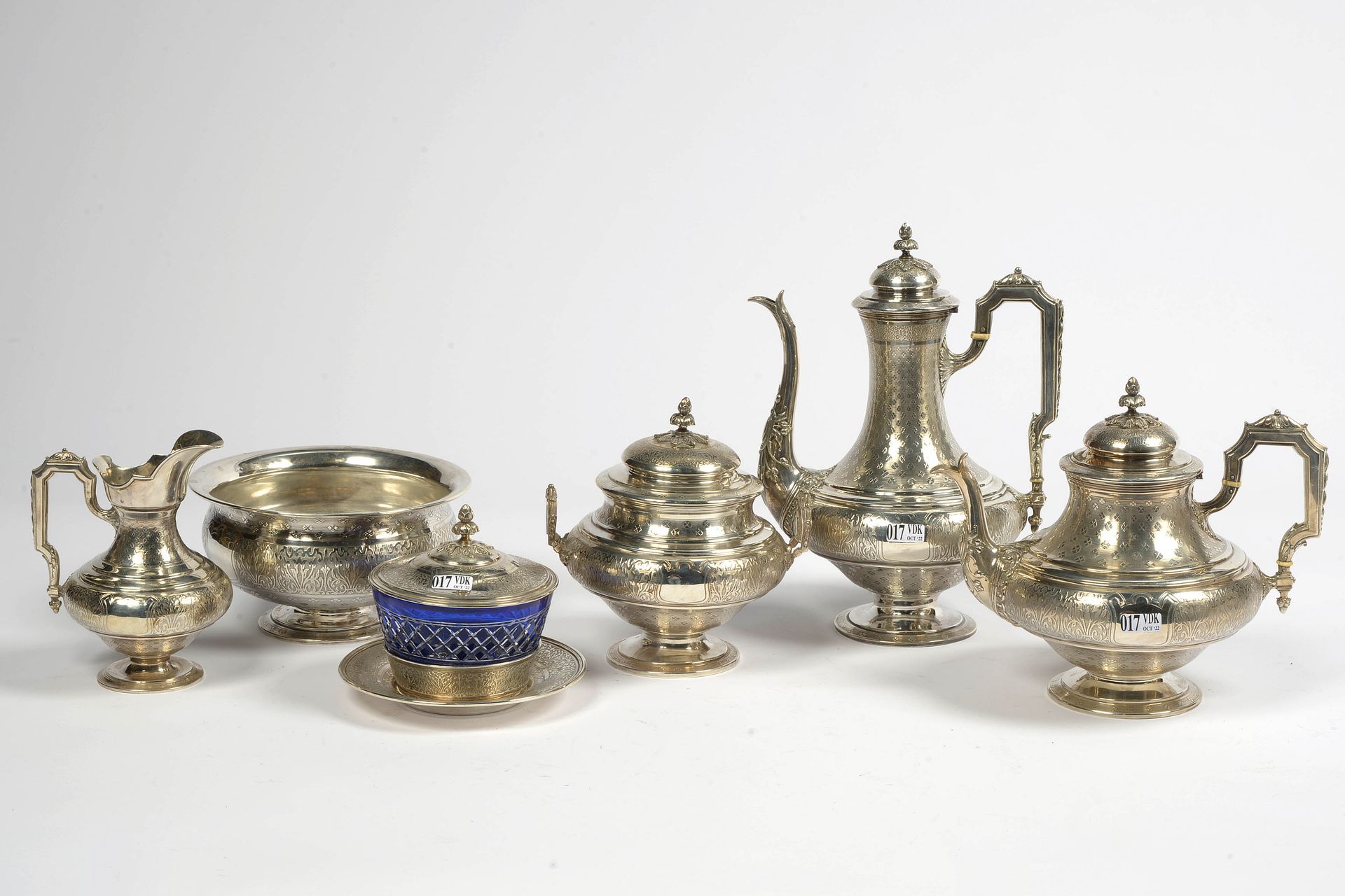 Null 六件套银质茶具和咖啡具，包括一个茶壶，一个奥特曼咖啡壶，两个糖碗，一个带有蓝色和无色切割水晶玻璃器皿，一个有脚杯和一个牛奶壶。Goldsmith's &hellip;