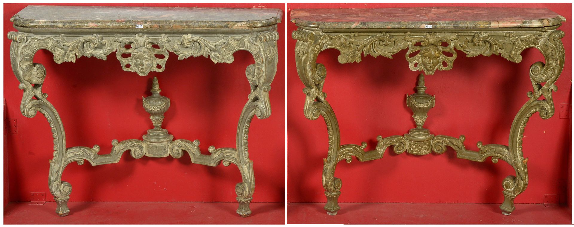 Null Paire de consoles de style Louis XV en bois patiné gris au décor de "Mascar&hellip;
