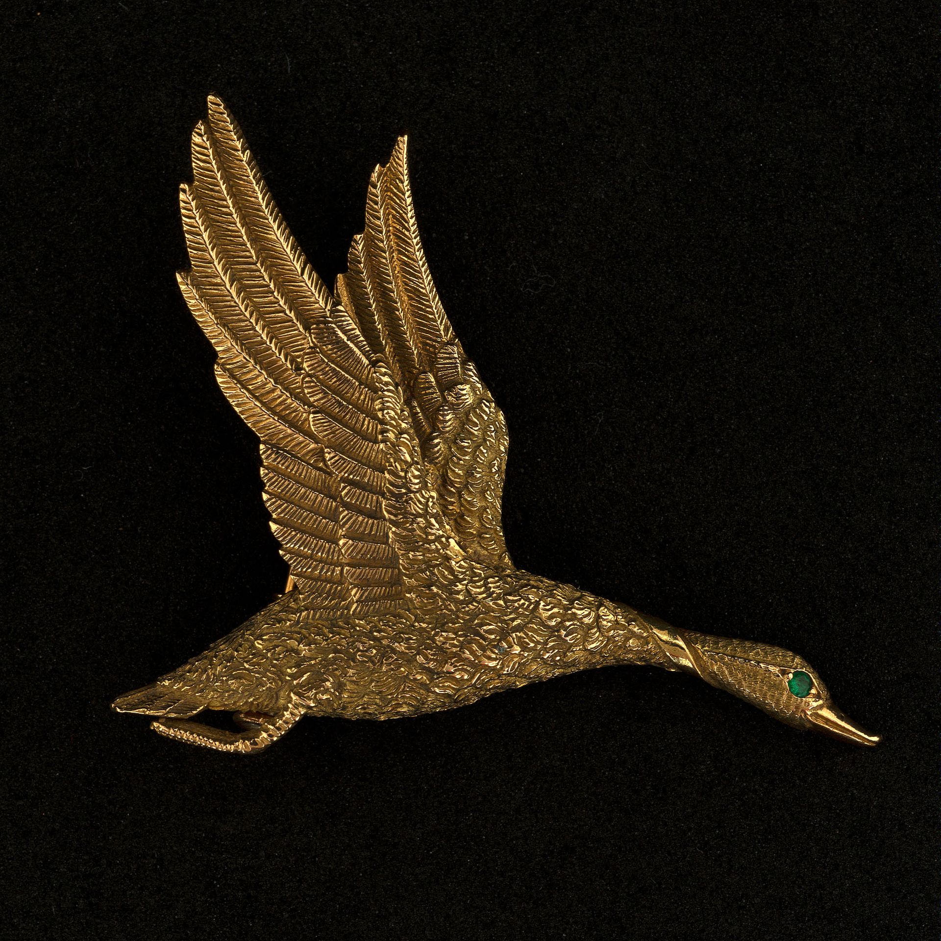 HERMES Paris 代表 "飞行中的鸭子 "的胸针，由18K黄金和一颗绿宝石组成。签名：Hermès - Paris，编号：19820。尺寸：+/-4.5&hellip;