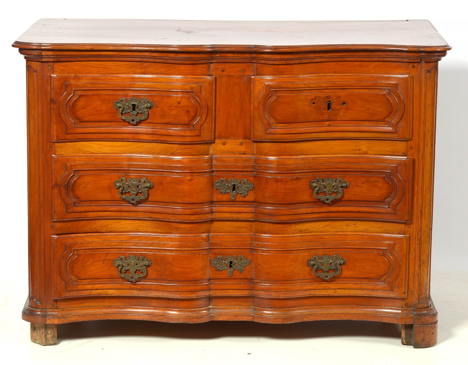 Null Louis XV chest of drawers in cherry wood opening by four curved drawers. Gi&hellip;