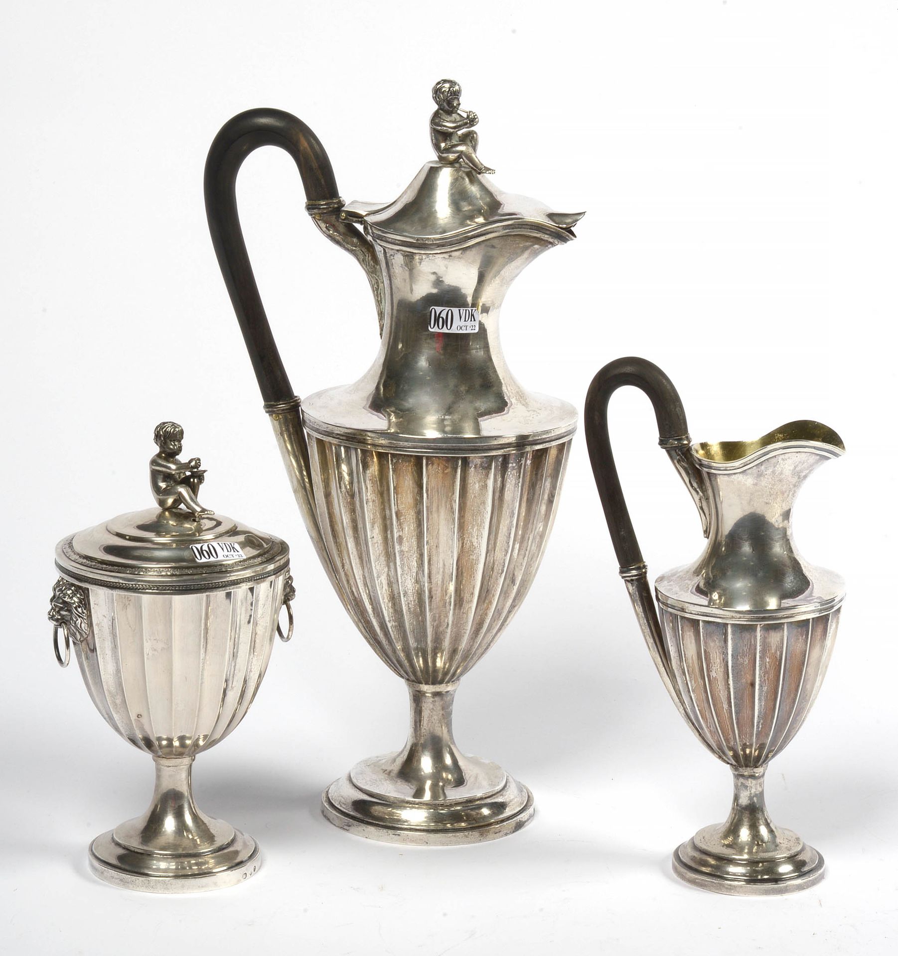 Null 帝国三件套服务，包括：咖啡壶，糖碗和牛奶壶，侧面有凹槽，顶部有 "Putti "银制800/1000，带有比利时1798-1809和1809-1814&hellip;
