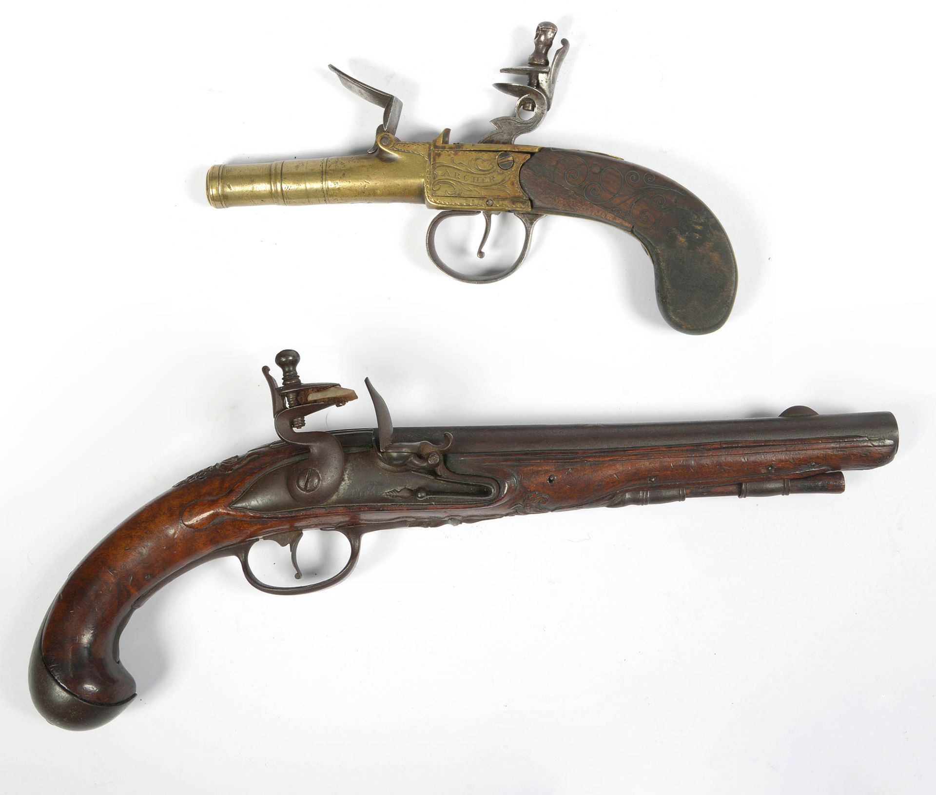 Null Zwei Pistolen: eine Steinschlosspistole aus Nussbaumholz mit Rocaillenschni&hellip;