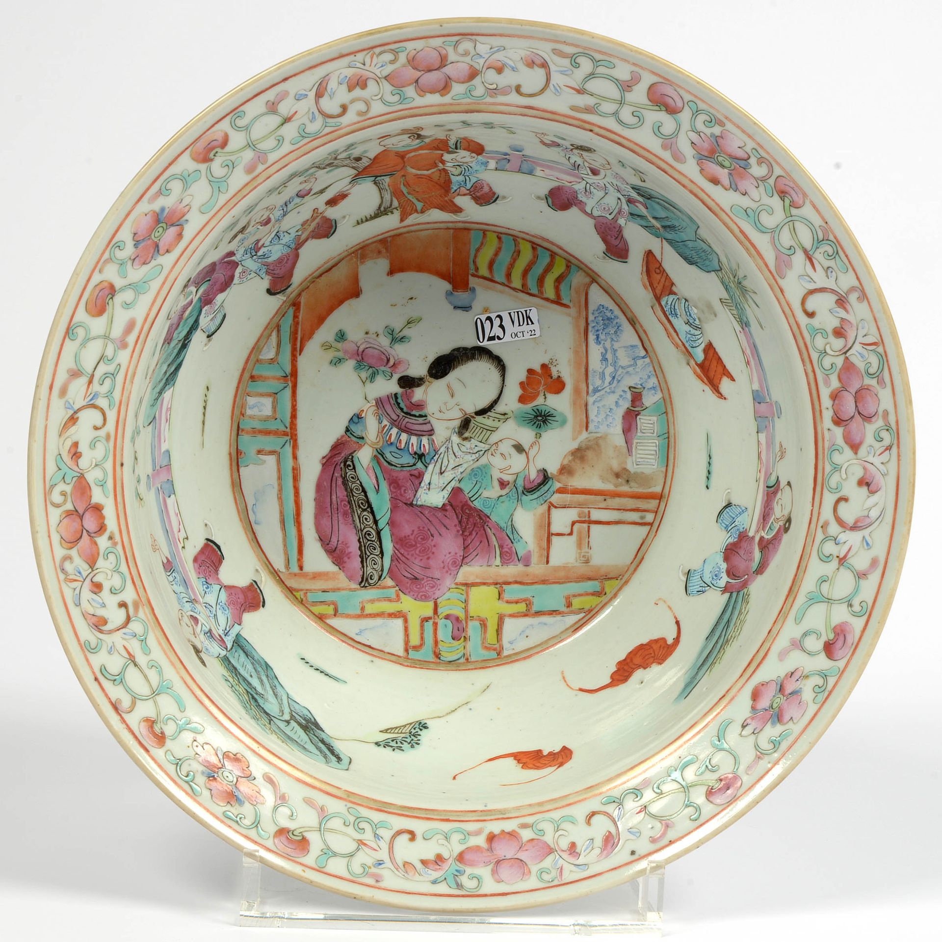 Null 中国多色瓷深盆，装饰有 "儿童和观音 "和花翼。年代：19世纪。底座下有卢万 "Siècles d'Art "的标签。高：+/-12厘米。直径：+/-&hellip;