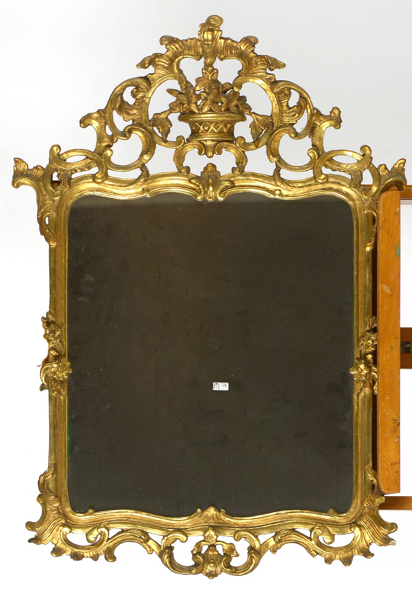 Null Miroir Louis XV en bois sculpté et doré au décor de "Vase fleuri". Travail &hellip;