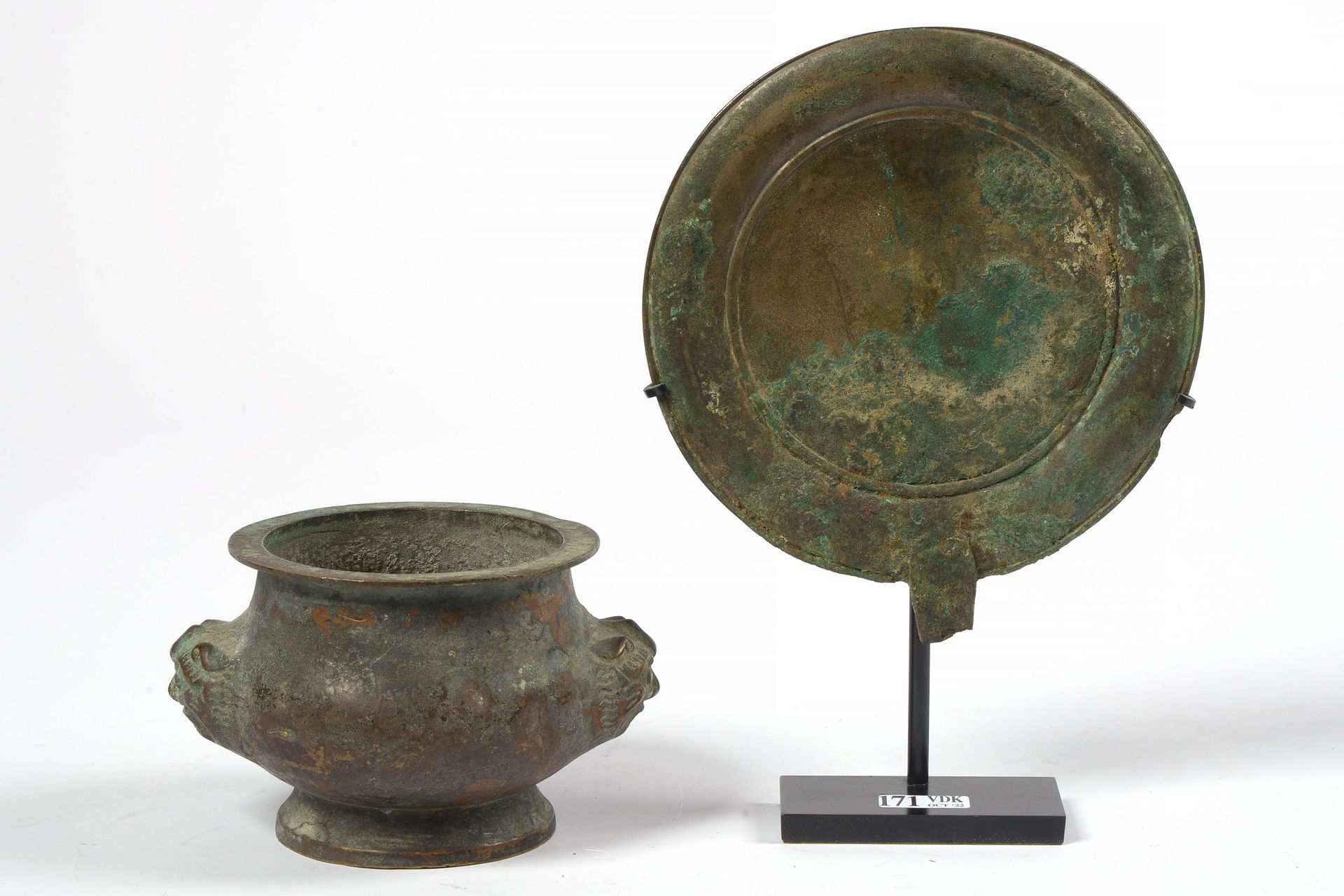 Null Lot of two archaic bronzes including: a small cup on foot and a mirror. Chi&hellip;