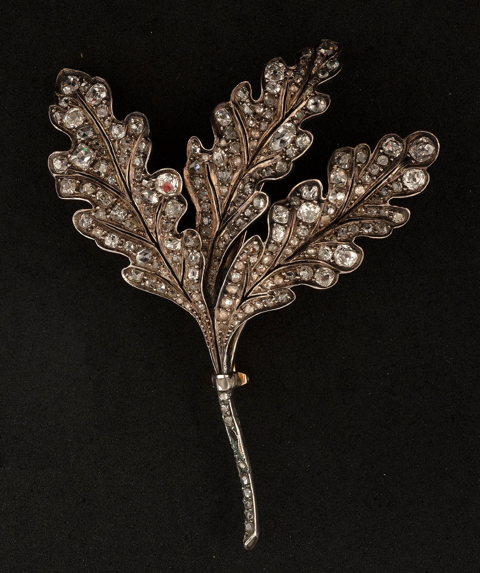 Null Superb brooch in 18K yellow gold and silver with "Leaves" design set with o&hellip;
