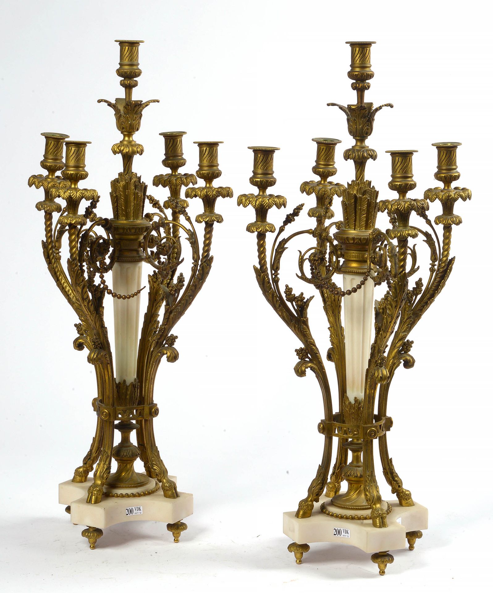 Null 一对拿破仑三世的 "Quiver "形烛台，由白色大理石和鎏金青铜雕刻而成，有五个臂。时期：19世纪(Chips)。高：+/-74.5厘米。