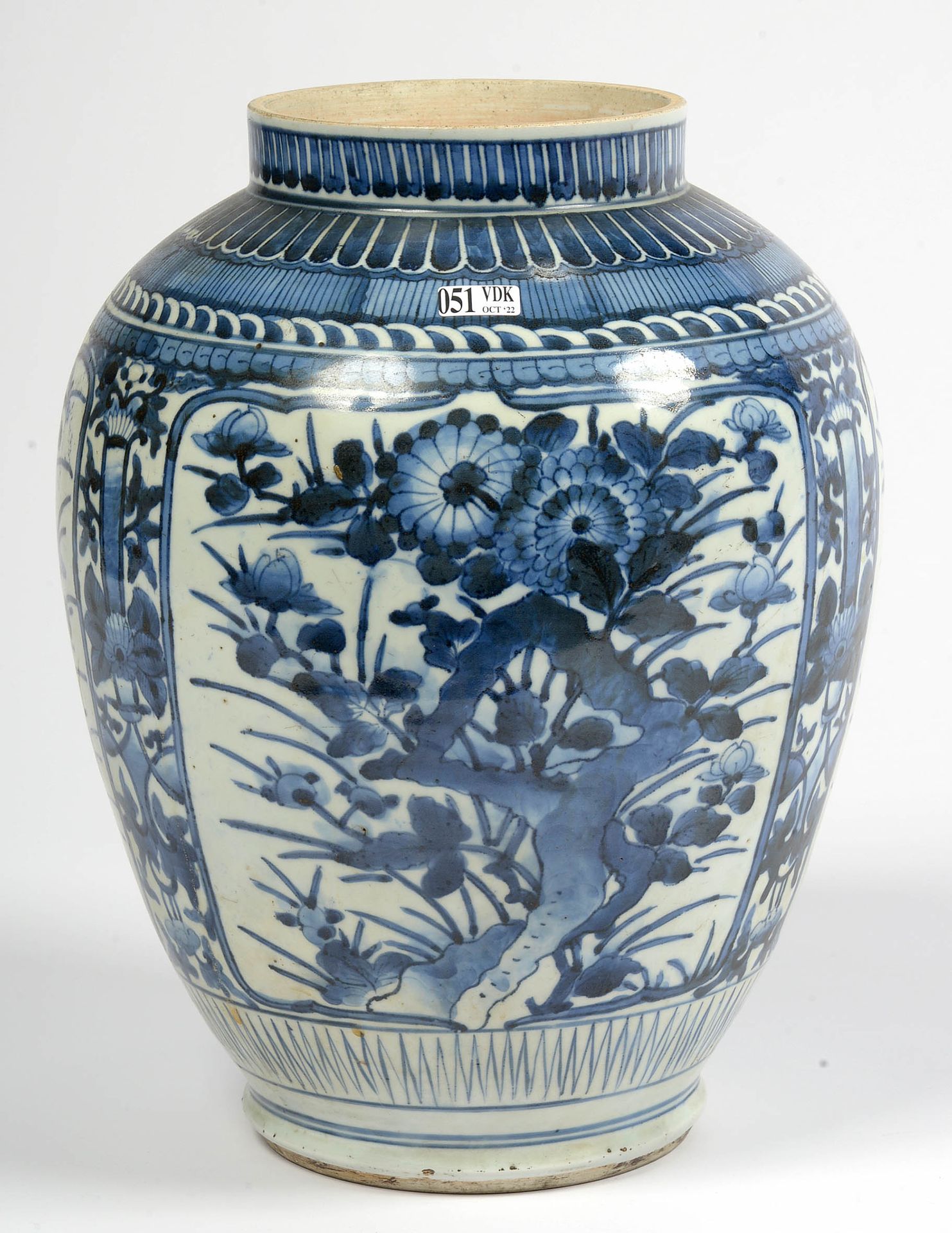 Null Vase pansu en porcelaine bleue et blanche d'Arita au décor végétal et flora&hellip;