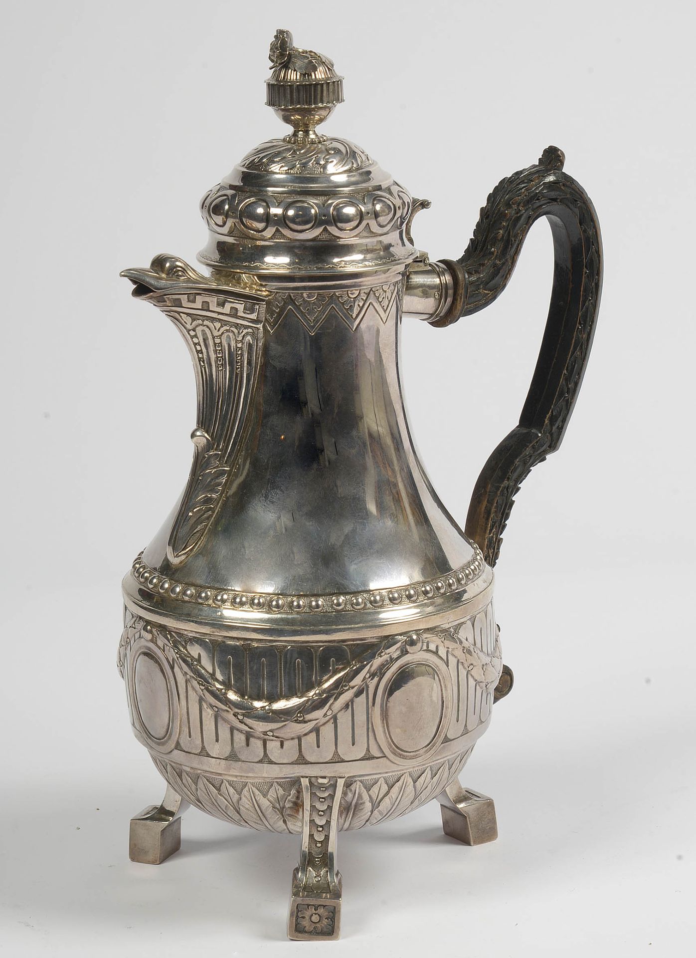 Null 一个路易十六时期的三脚架银质咖啡壶，无印记。可能是阿思的作品。年代：十八世纪（对身体的打击）。高：+/-35厘米。总重量：+/-1060gr。